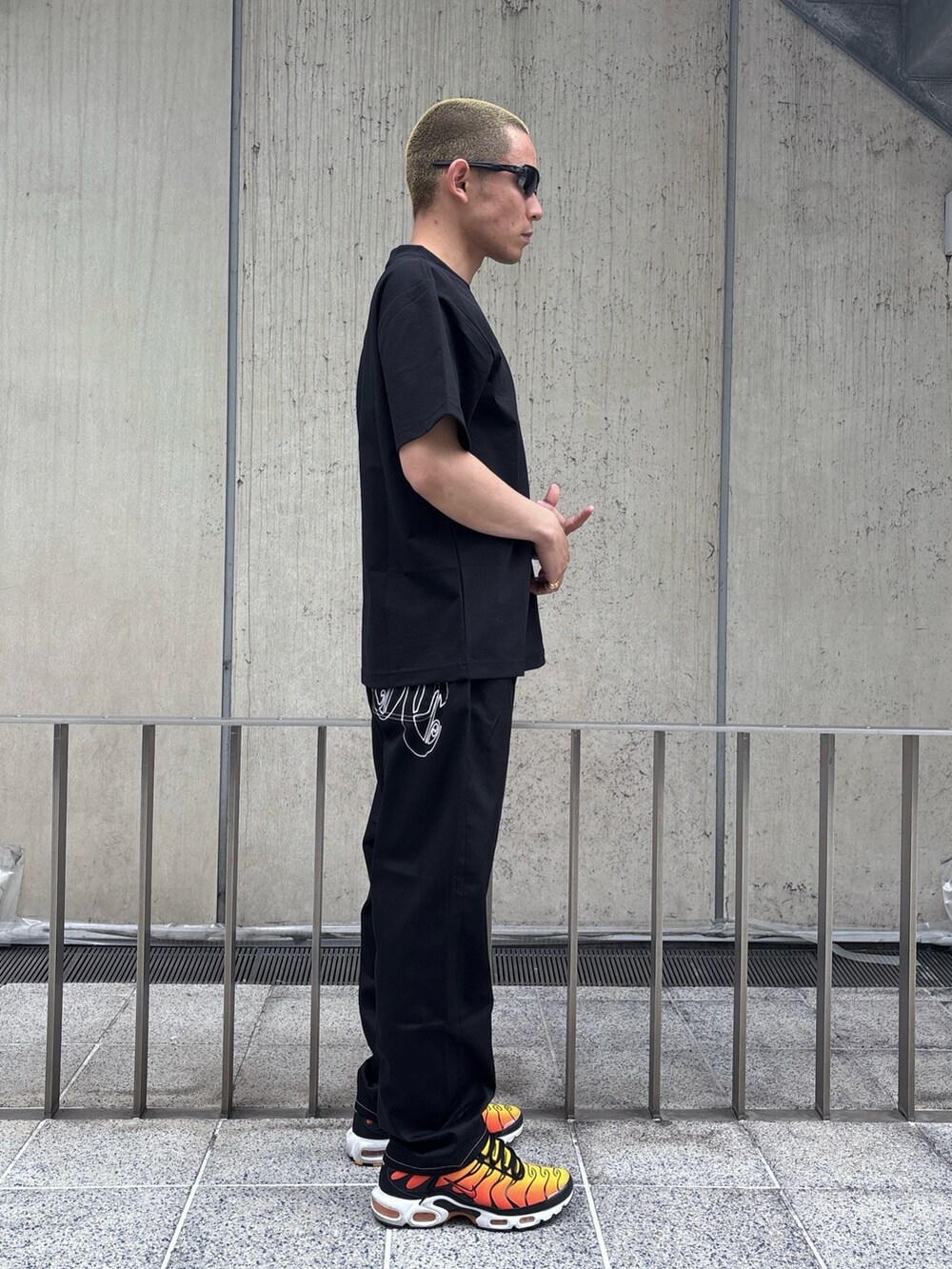 その他のTシャツ/カットソー、ブラック系のその他パンツを着用したメンズの春コーディネートの5枚目の写真