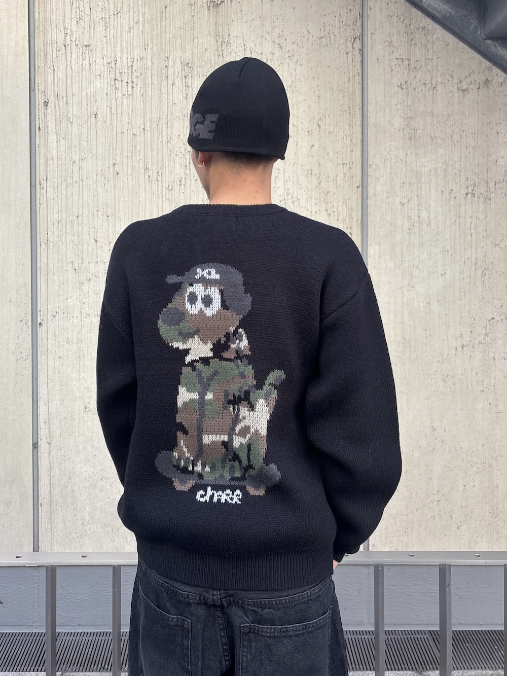 ブラック系のその他アウター、ブラック系のデニムパンツ、ブラック系のニット/セーターを着用したメンズの冬コーディネートの9枚目の写真