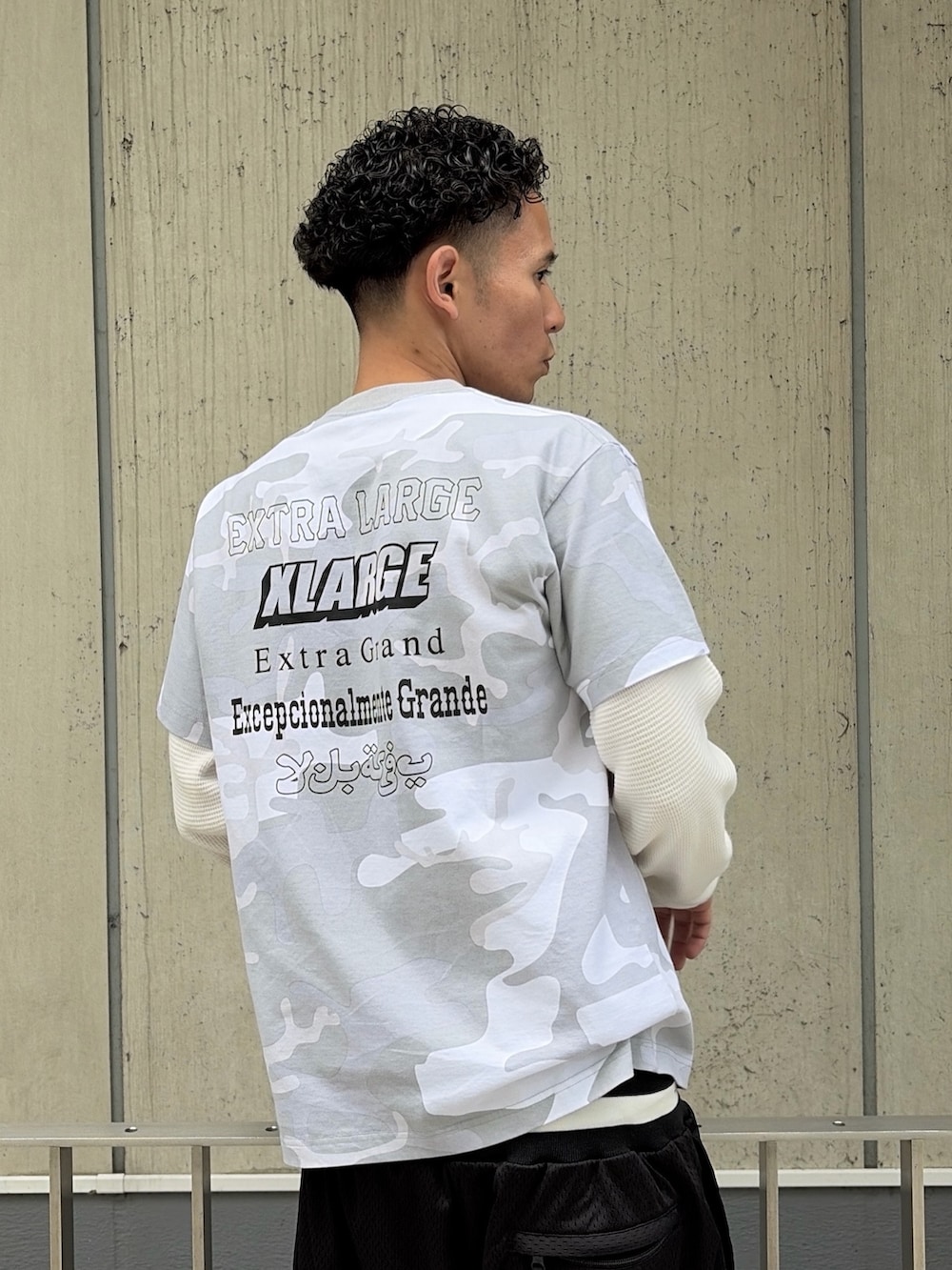ブラック系のその他パンツ、その他のTシャツ/カットソー、ホワイト系のTシャツ/カットソーを着用したメンズの夏コーディネートの7枚目の写真