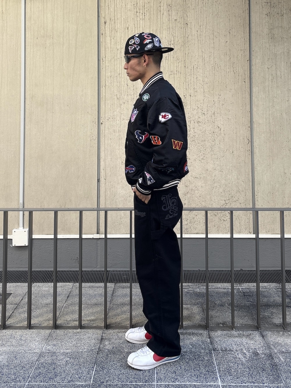 ブラック系のブルゾン、ブラック系のその他パンツ、ブラック系のキャップを着用したメンズの冬コーディネートの2枚目の写真