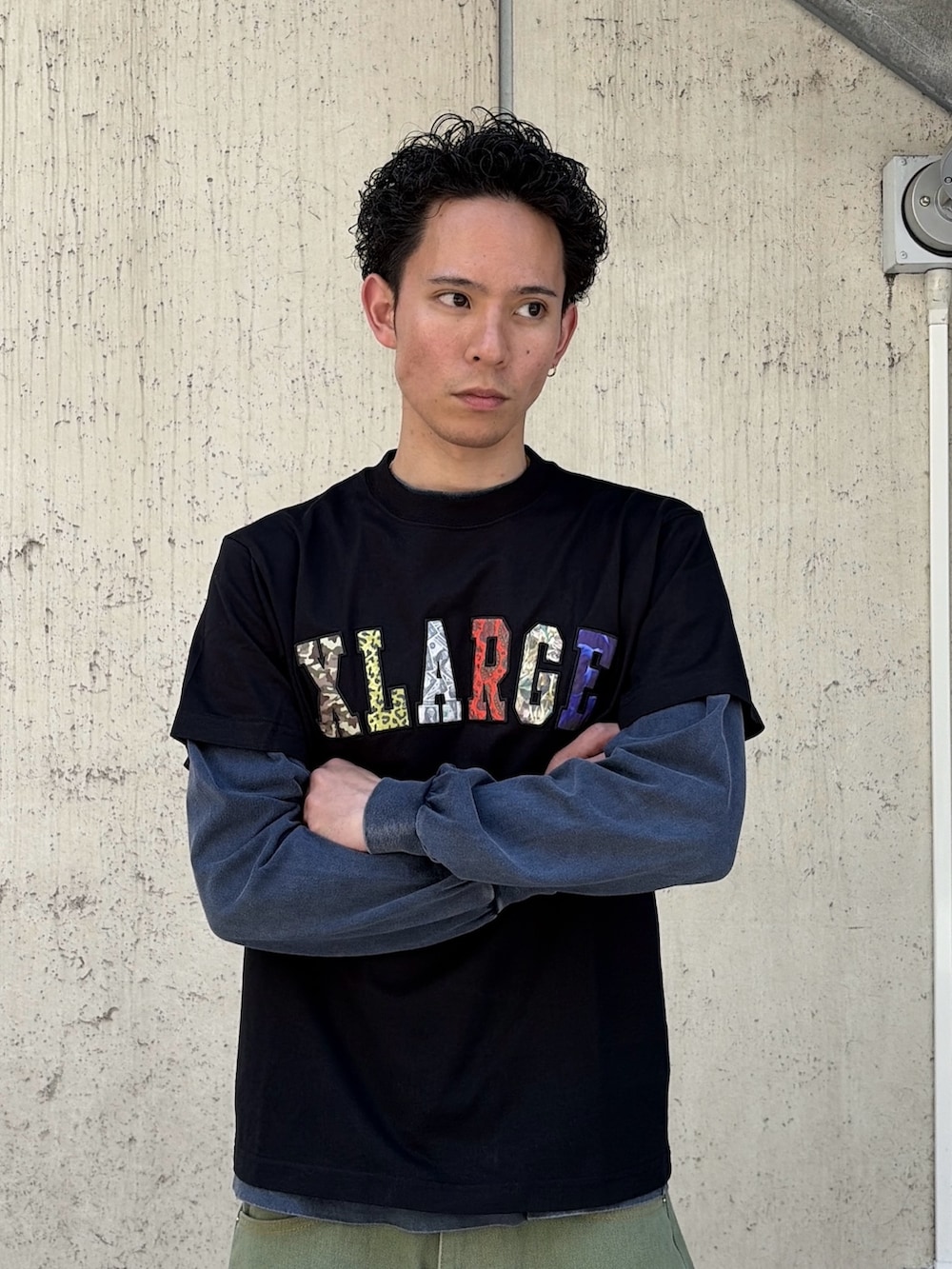 ブルー系のTシャツ/カットソー、グリーン系のデニムパンツ、ブラック系のTシャツ/カットソーを着用したメンズの春コーディネートの7枚目の写真