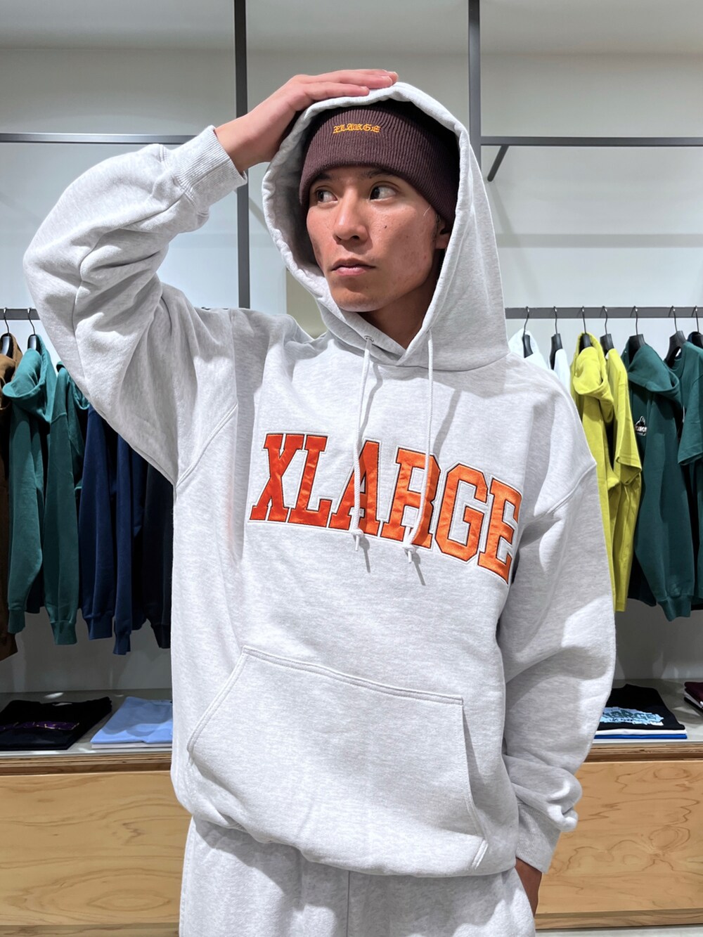グレー系のスウェットパンツ、グレー系のスウェット、ブラウン系のニットキャップ/ビーニーを着用したメンズの秋コーディネートの4枚目の写真