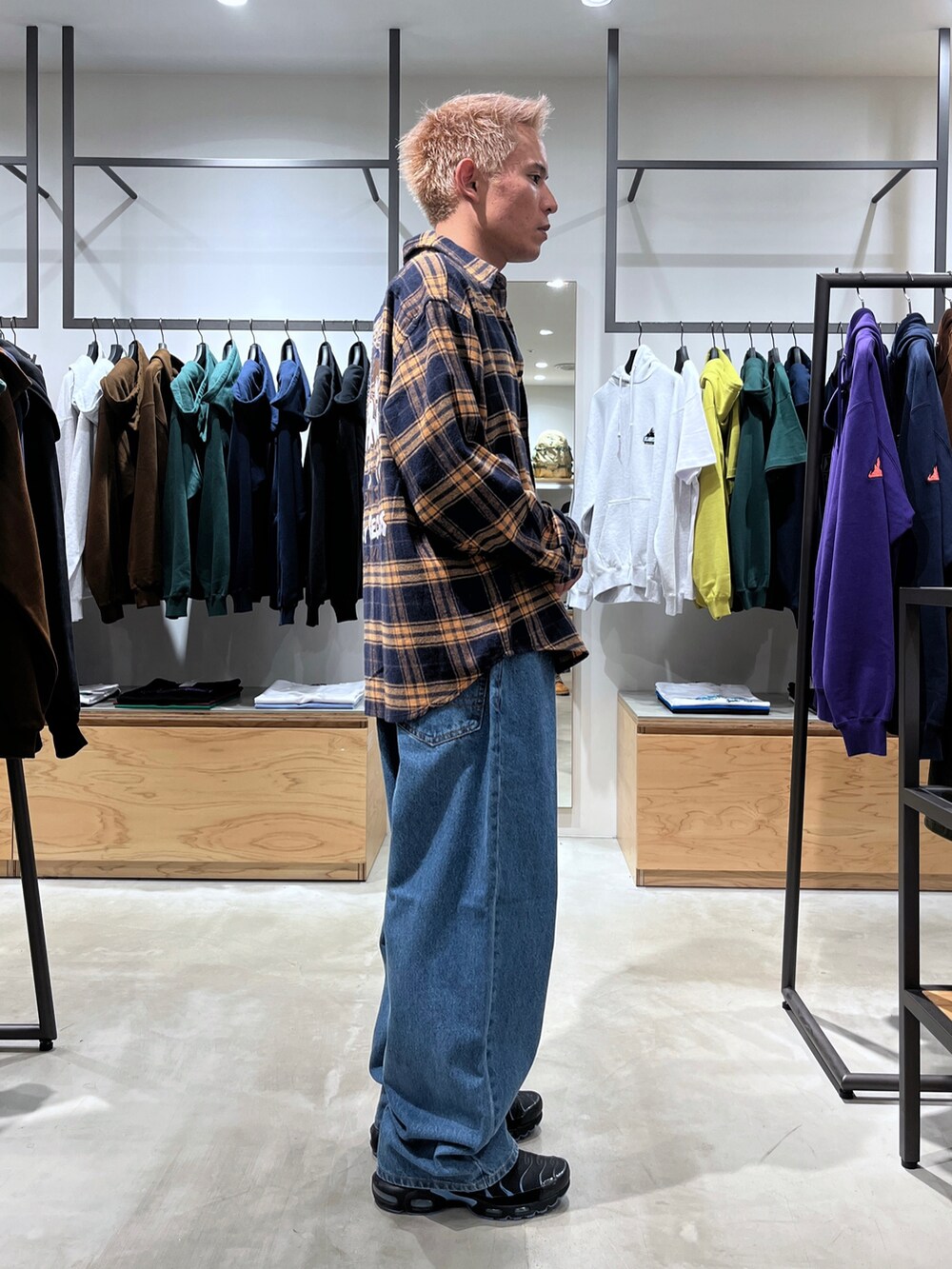 ブルー系のデニムパンツ、オレンジ系のシャツ/ブラウスを着用したメンズの秋コーディネートの2枚目の写真