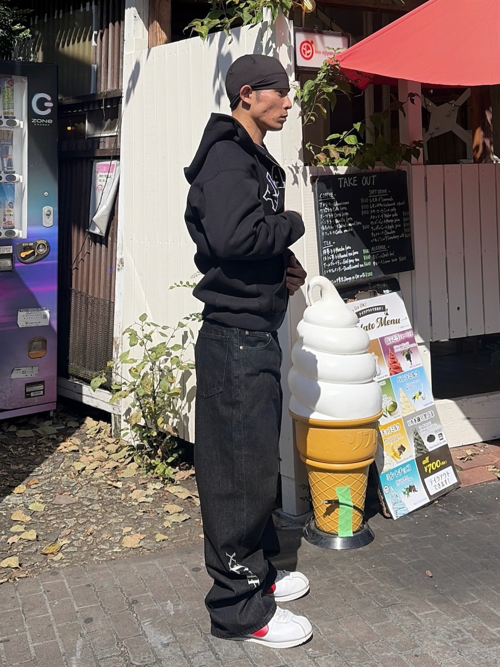 グレー系のパーカー、ホワイト系のTシャツ/カットソー、ブルー系のデニムパンツを着用したメンズの秋コーディネートの4枚目の写真