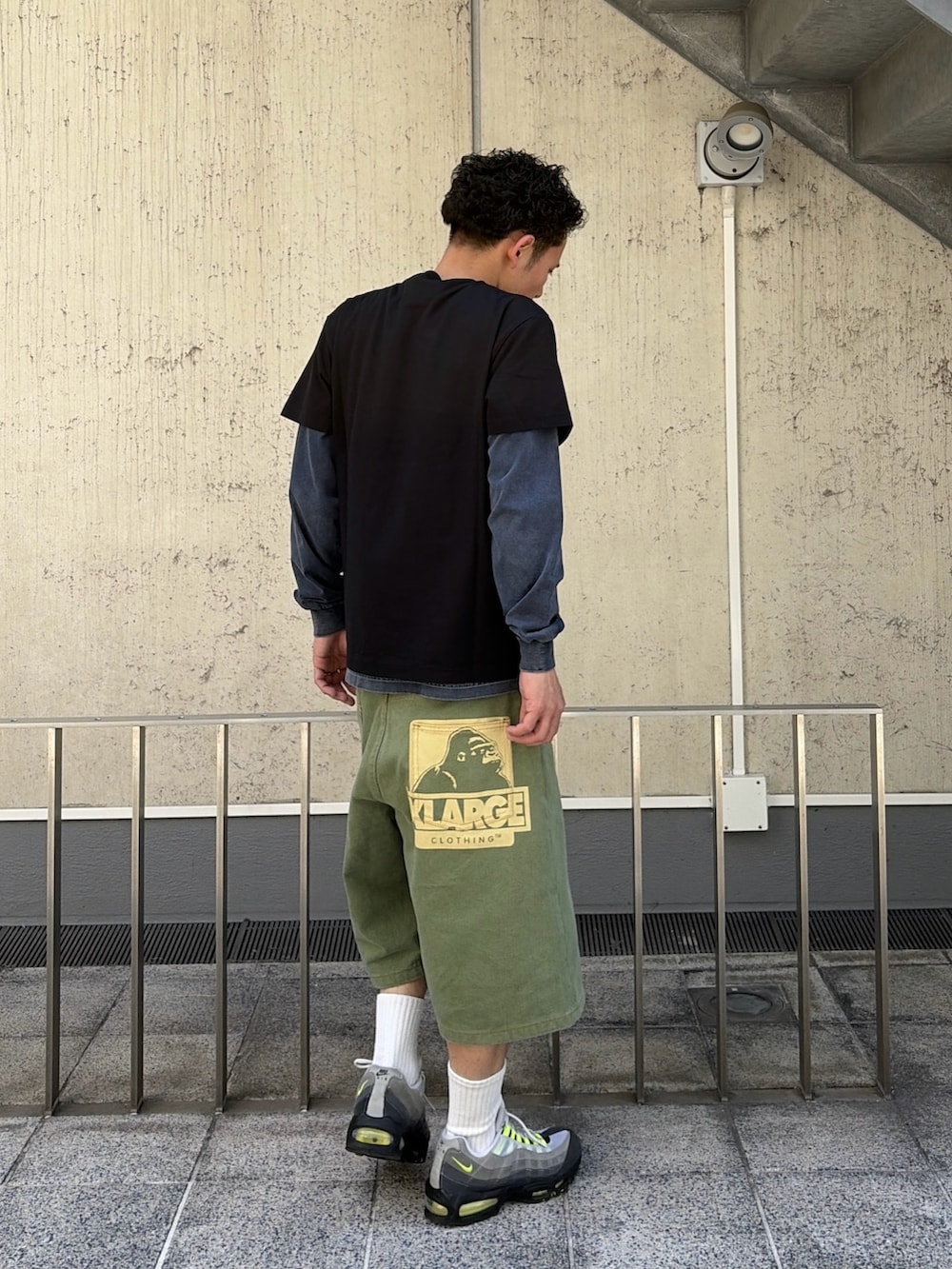 ブルー系のTシャツ/カットソー、グリーン系のデニムパンツ、ブラック系のTシャツ/カットソーを着用したメンズの春コーディネートの6枚目の写真
