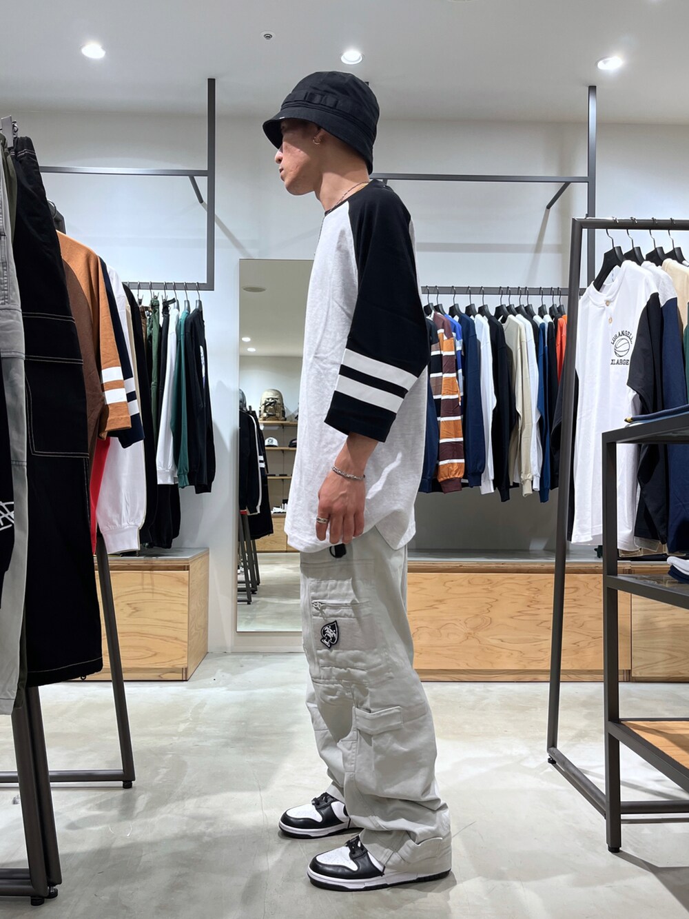 ブラック系のその他パンツ、ブラック系のTシャツ/カットソー、ブラック系のハットを着用したメンズの夏コーディネートの2枚目の写真