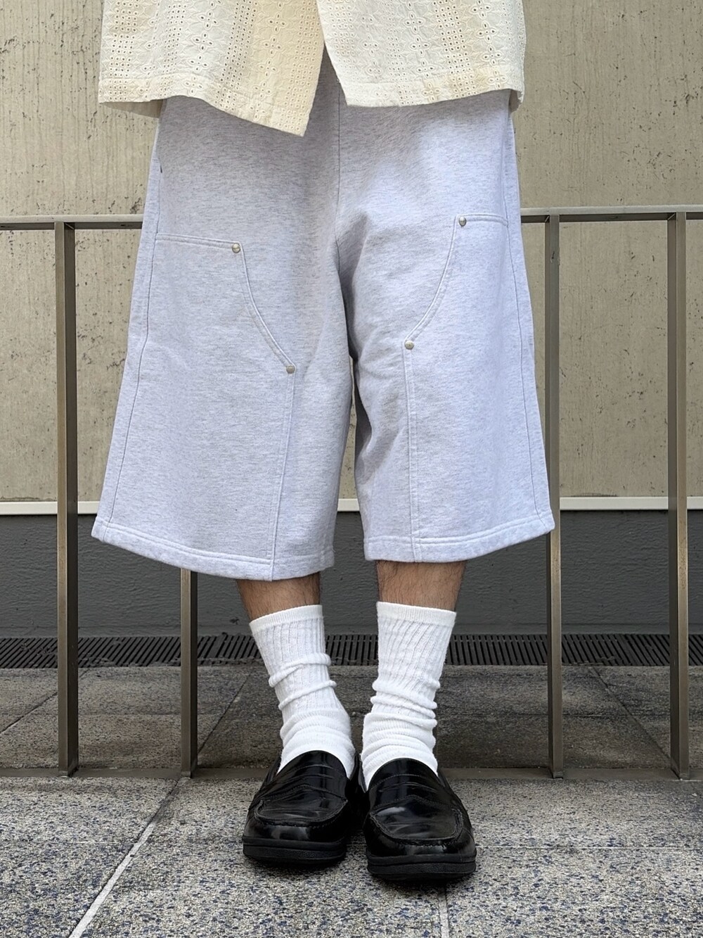 ホワイト系のシャツ/ブラウス、グレー系のスウェットパンツを着用したメンズの夏コーディネートの7枚目の写真