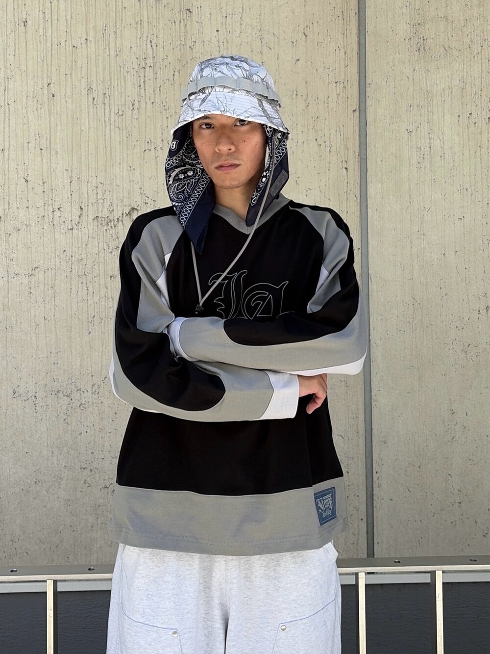 ブルー系のTシャツ/カットソー、グレー系のスウェットパンツ、その他のハットを着用したメンズの夏コーディネートの7枚目の写真