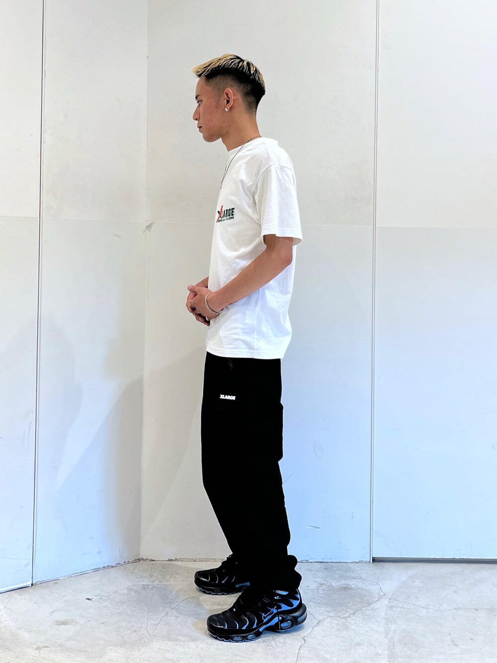 ホワイト系のTシャツ/カットソー、ブラック系のその他パンツを着用したメンズの夏コーディネートの2枚目の写真