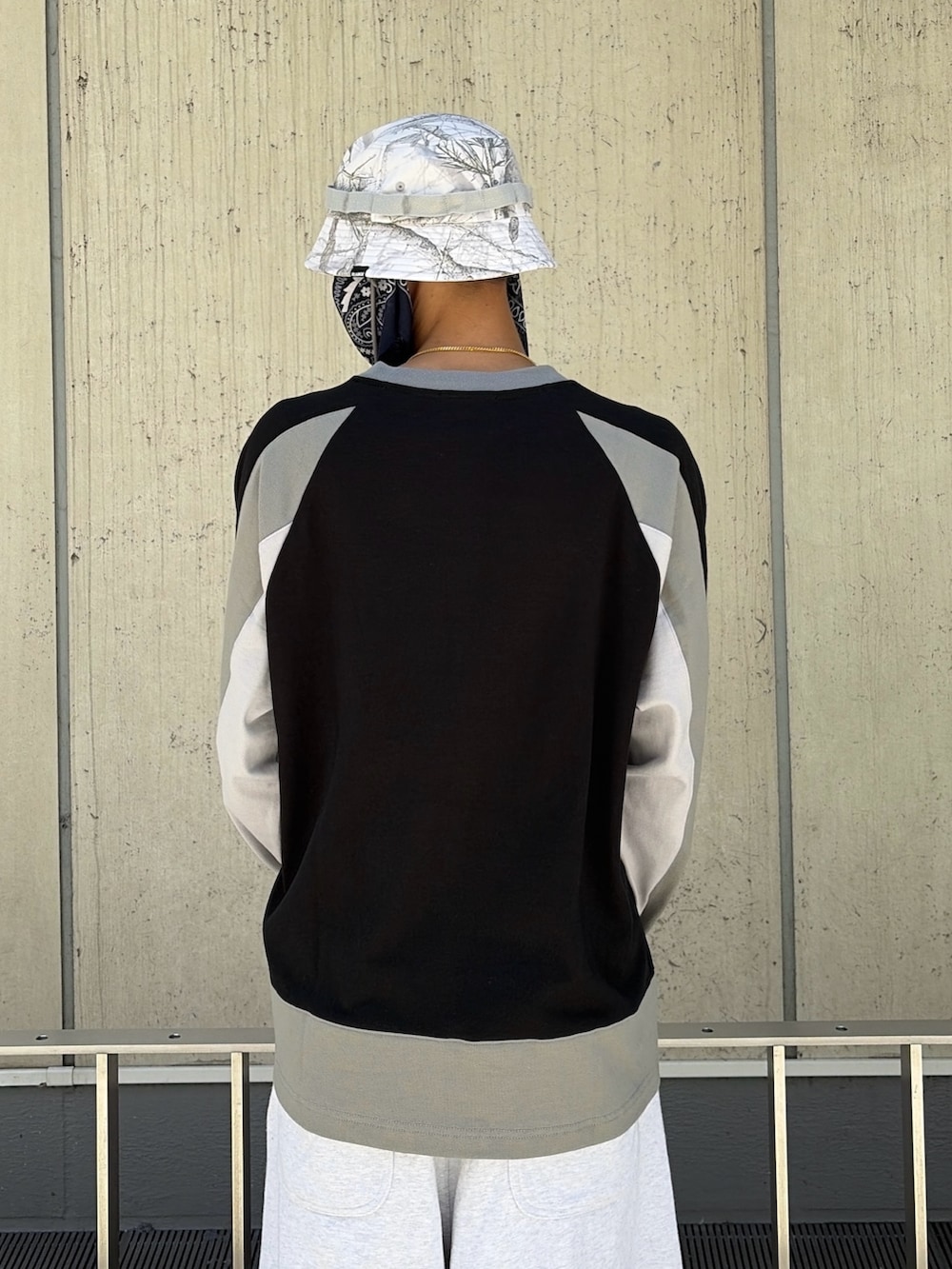 ブルー系のTシャツ/カットソー、グレー系のスウェットパンツ、その他のハットを着用したメンズの夏コーディネートの8枚目の写真