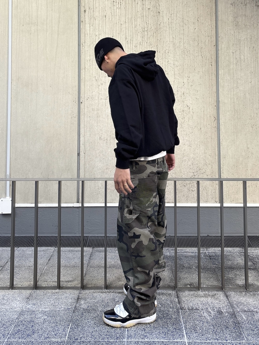 ブラック系のパーカー、その他のその他パンツ、ピンク系のニットキャップ/ビーニーを着用したメンズの冬コーディネートの4枚目の写真