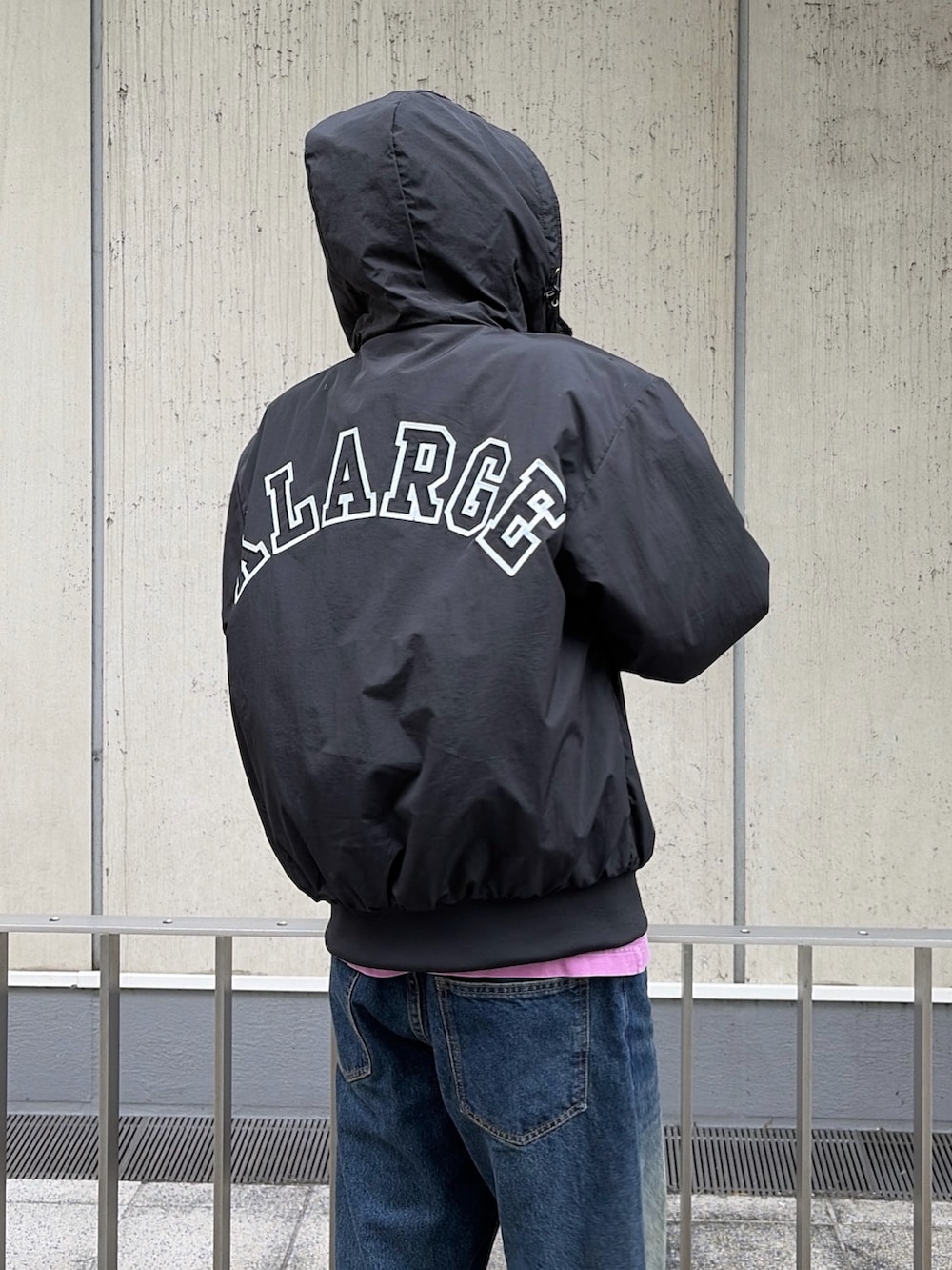 その他のブルゾン、ピンク系のTシャツ/カットソー、ブルー系のデニムパンツを着用したメンズの秋コーディネートの7枚目の写真