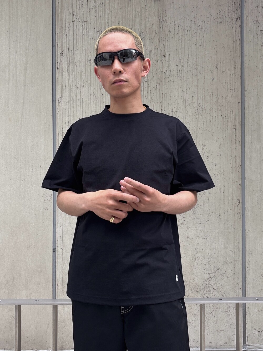 その他のTシャツ/カットソー、ブラック系のその他パンツを着用したメンズの春コーディネートの6枚目の写真