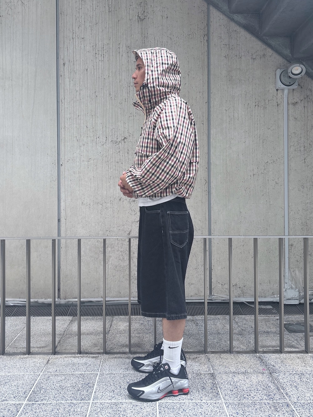 ピンク系のその他アウター、ブラック系のその他パンツを着用したメンズの春コーディネートの2枚目の写真