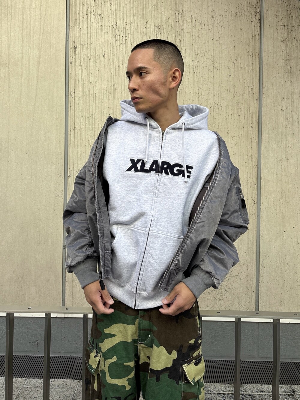 ブラック系のMA-1、グレー系のパーカー、その他のカーゴパンツを着用したメンズの秋コーディネートの7枚目の写真