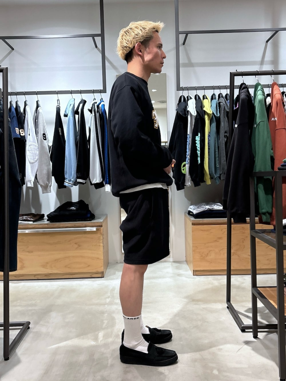 ブラック系のスウェット、ブラック系のスウェットパンツを着用したメンズの春コーディネートの3枚目の写真