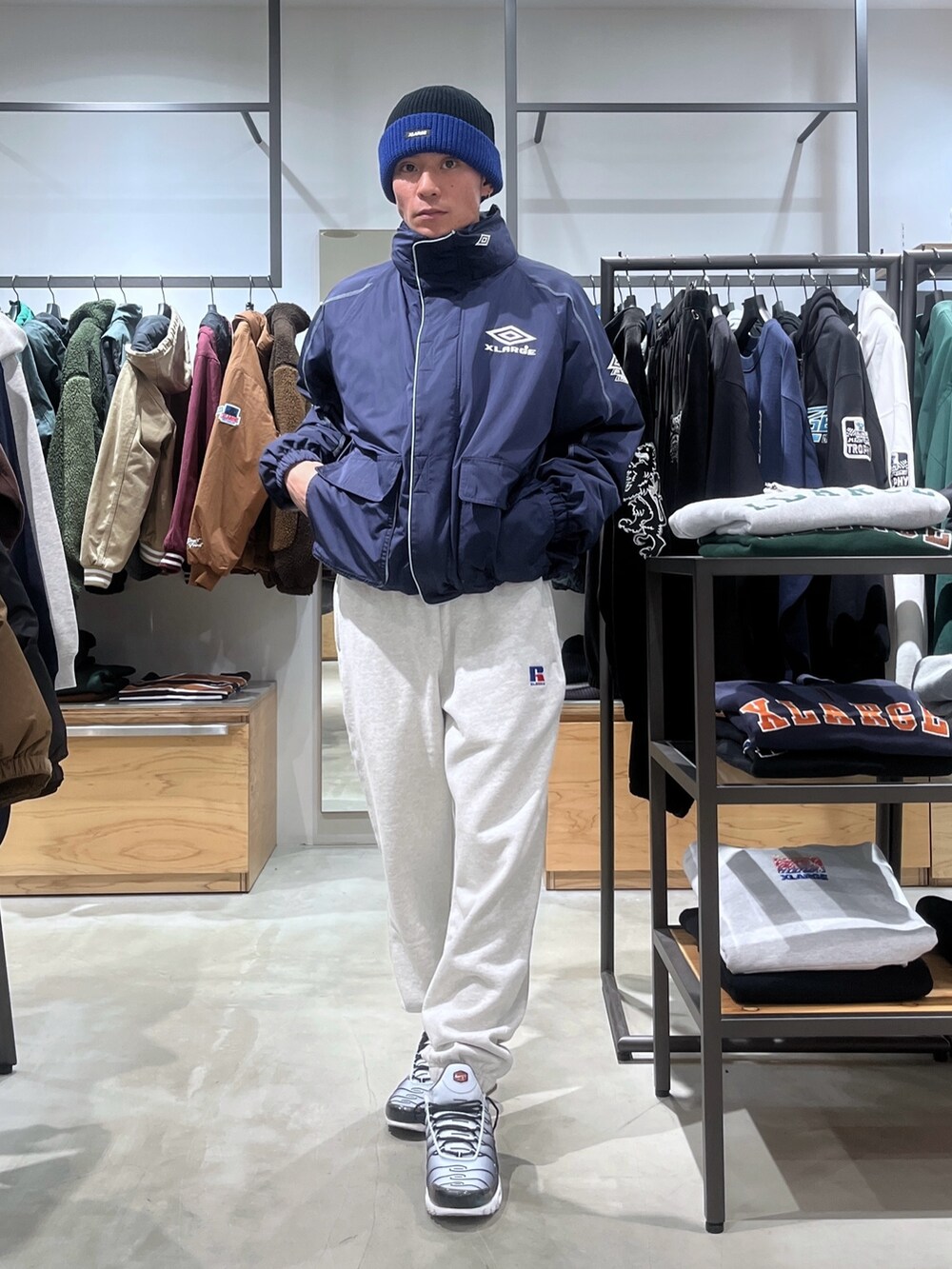 ブルー系のブルゾン、グレー系のスウェットパンツ、ブラック系のニットキャップ/ビーニーを着用したメンズの秋コーディネートの2枚目の写真