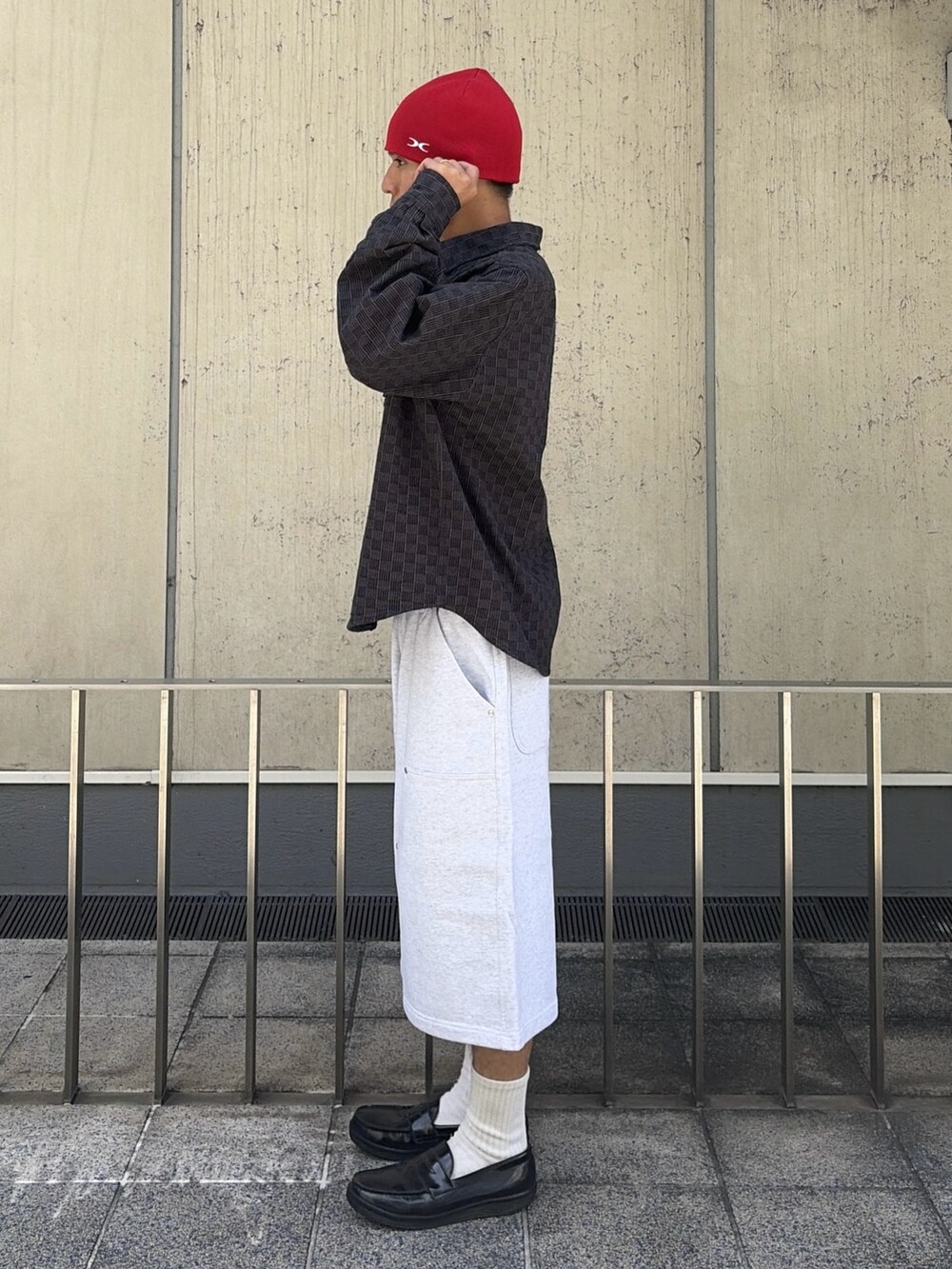 グレー系のスウェットパンツ、ブラック系のシャツ/ブラウス、レッド系のニットキャップ/ビーニーを着用したメンズの夏コーディネートの4枚目の写真