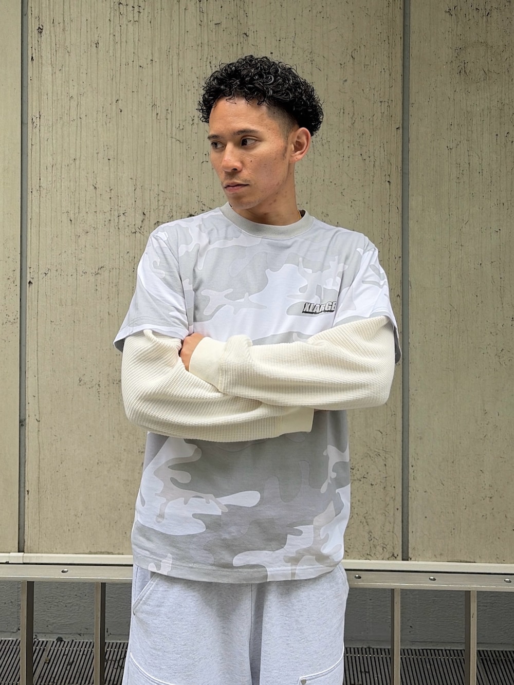 その他のTシャツ/カットソー、ホワイト系のTシャツ/カットソー、グレー系のスウェットパンツを着用したメンズの夏コーディネートの6枚目の写真
