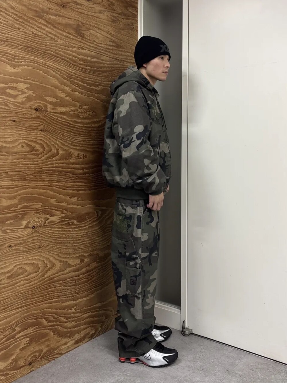 その他のブルゾン、その他のその他パンツ、ブラック系のニットキャップ/ビーニーを着用したメンズの冬コーディネートの3枚目の写真