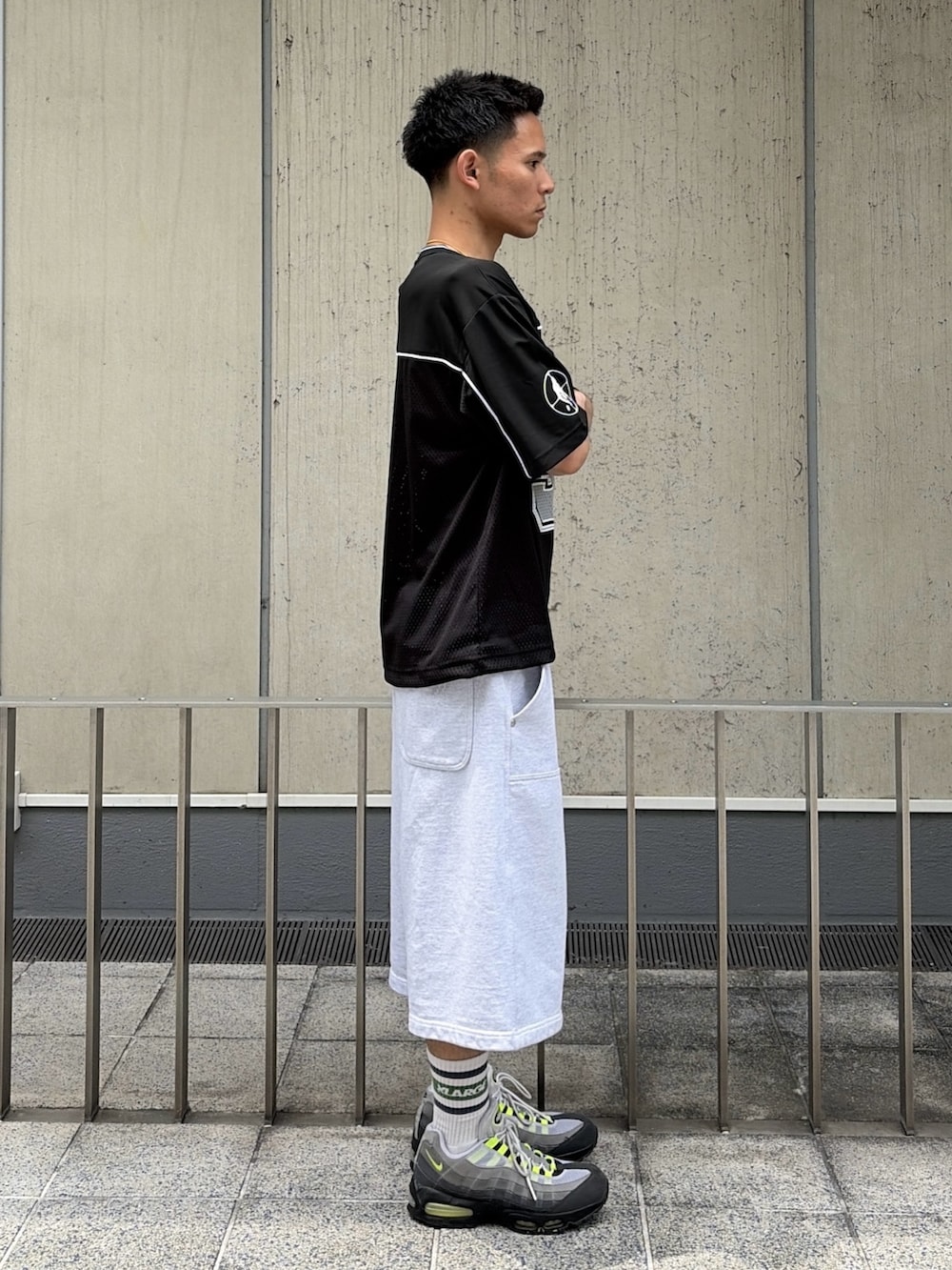 ホワイト系のTシャツ/カットソー、グレー系のスウェットパンツを着用したメンズの夏コーディネートの3枚目の写真