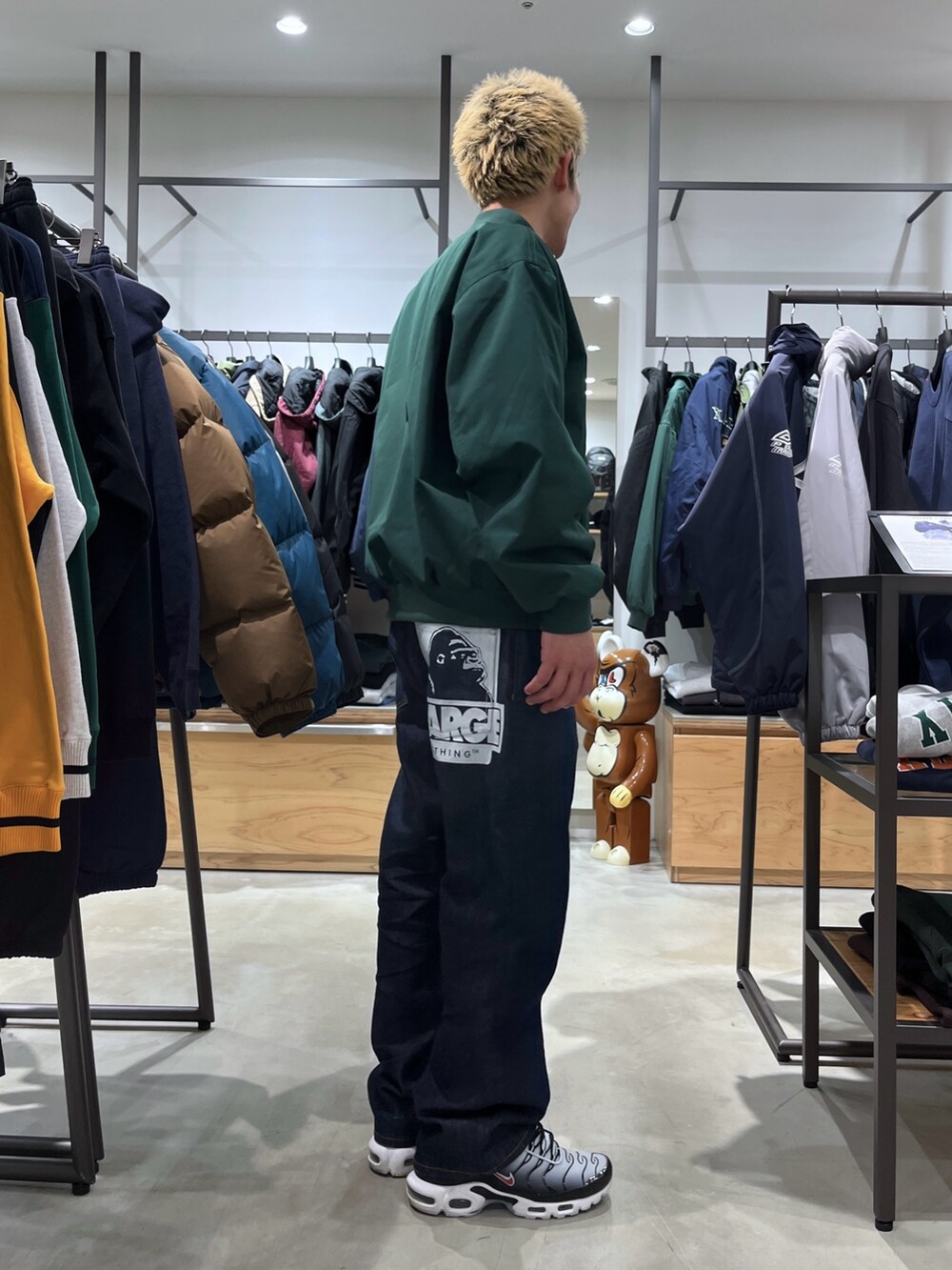 グリーン系のその他アウター、ブルー系のデニムパンツを着用したメンズの冬コーディネートの4枚目の写真