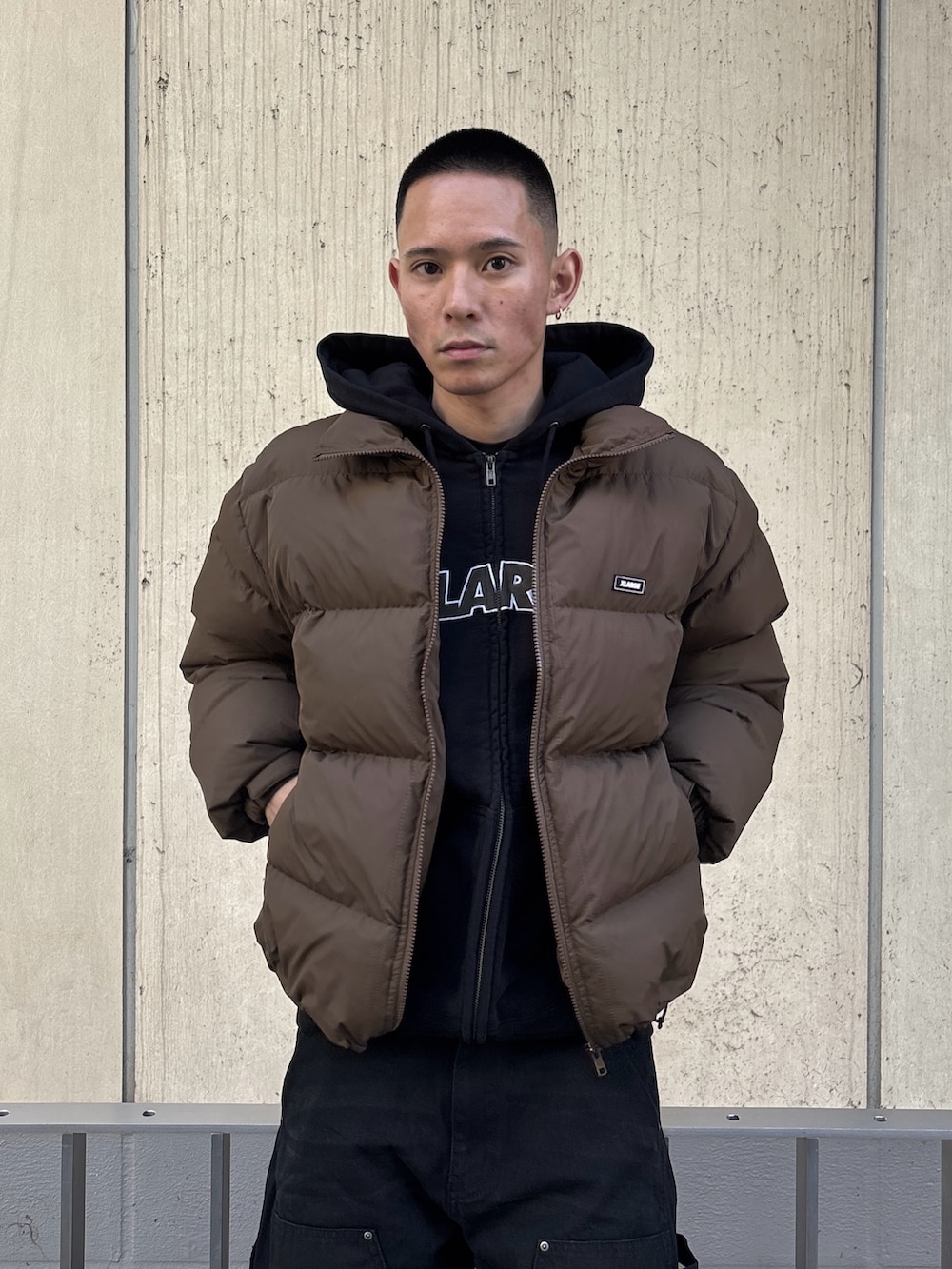 ブラック系のダウンジャケット/コート、ブラウン系のその他パンツを着用したメンズの冬コーディネートの5枚目の写真