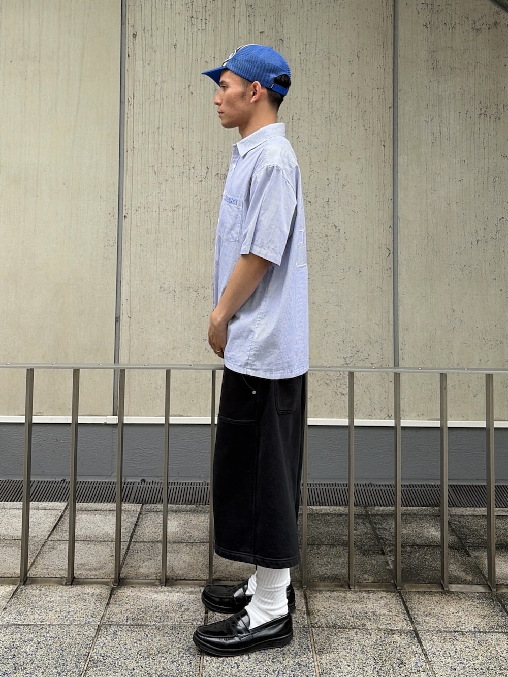 ホワイト系のシャツ/ブラウス、グレー系のスウェットパンツ、ブルー系のキャップを着用したメンズの夏コーディネートの3枚目の写真