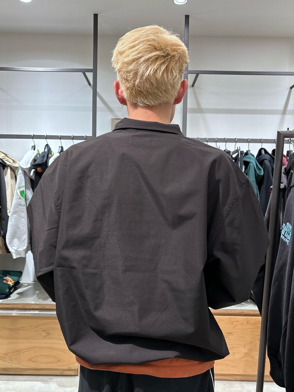 ブラック系のスウェットパンツ、ブラック系のブルゾンを着用したメンズの冬コーディネートの8枚目の写真