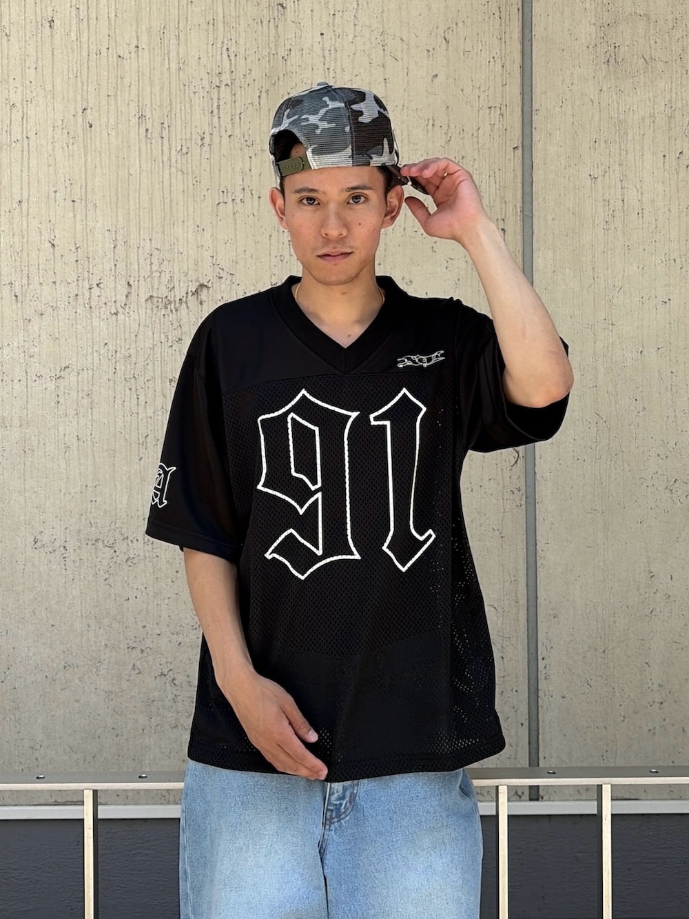 ブラック系のTシャツ/カットソー、ブルー系のデニムパンツ、その他のキャップを着用したメンズの夏コーディネートの5枚目の写真