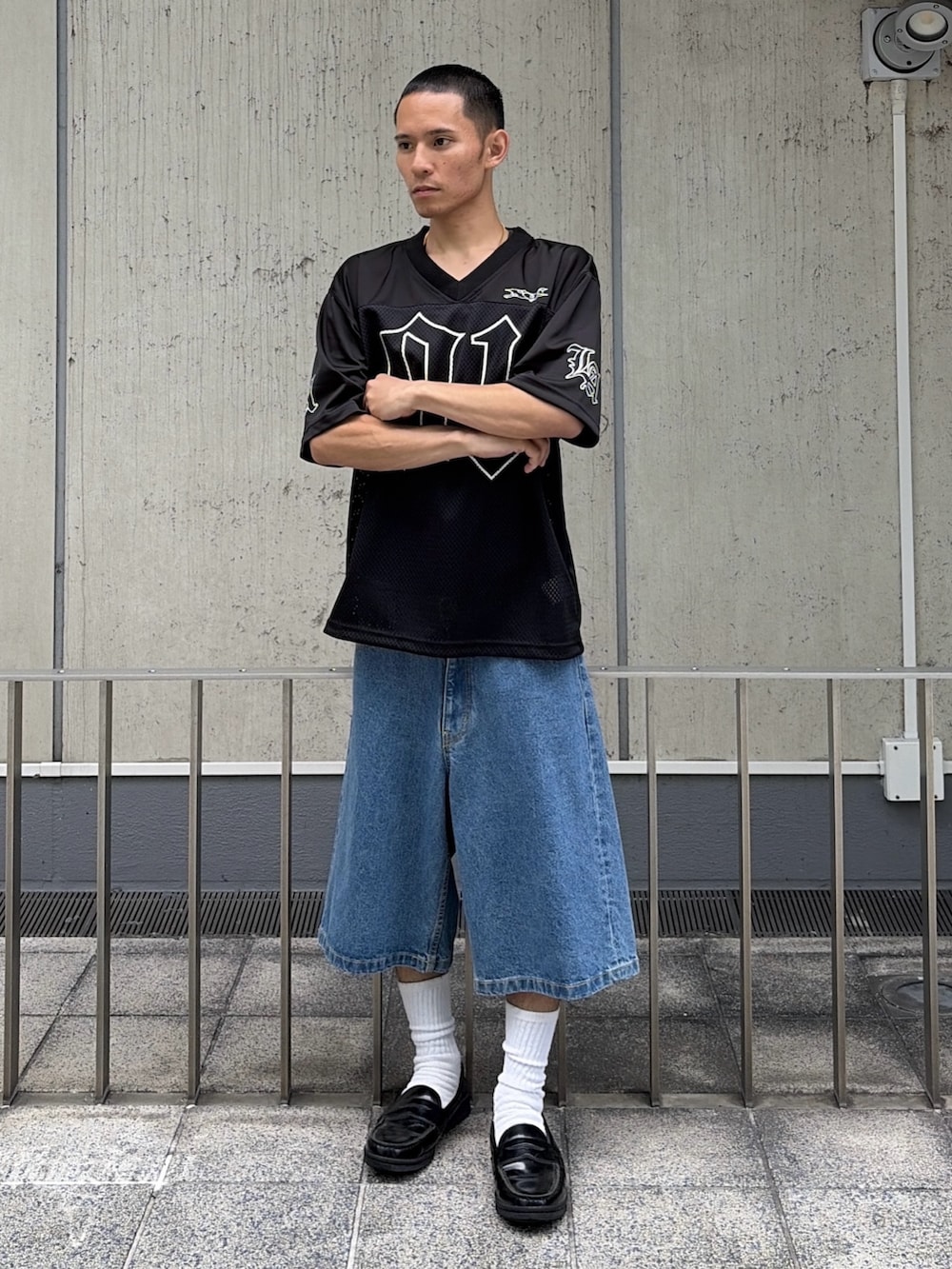 ブラック系のTシャツ/カットソー、その他のその他パンツを着用したメンズの夏コーディネートの2枚目の写真