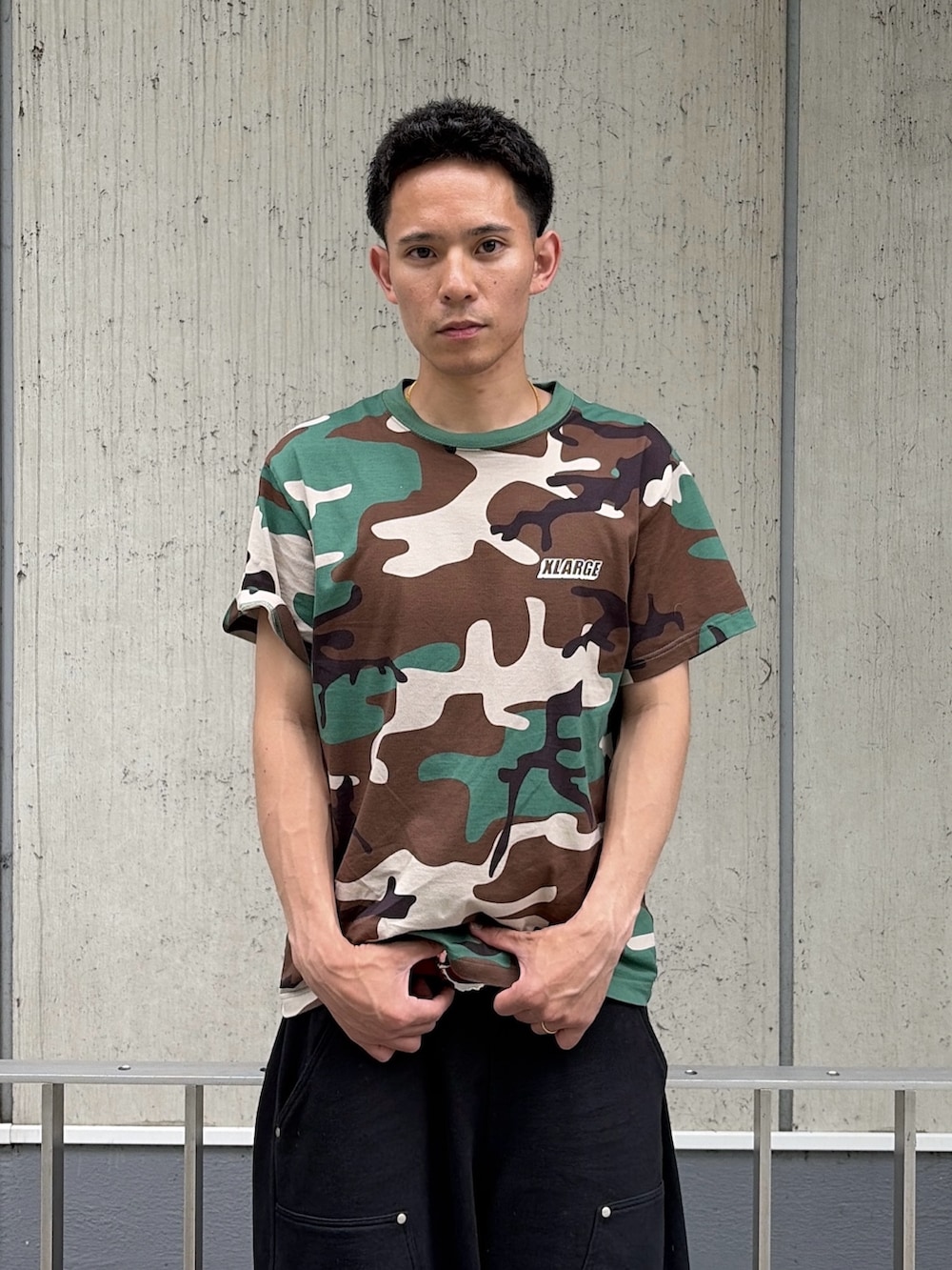 その他のTシャツ/カットソー、グレー系のスウェットパンツを着用したメンズの夏コーディネートの5枚目の写真