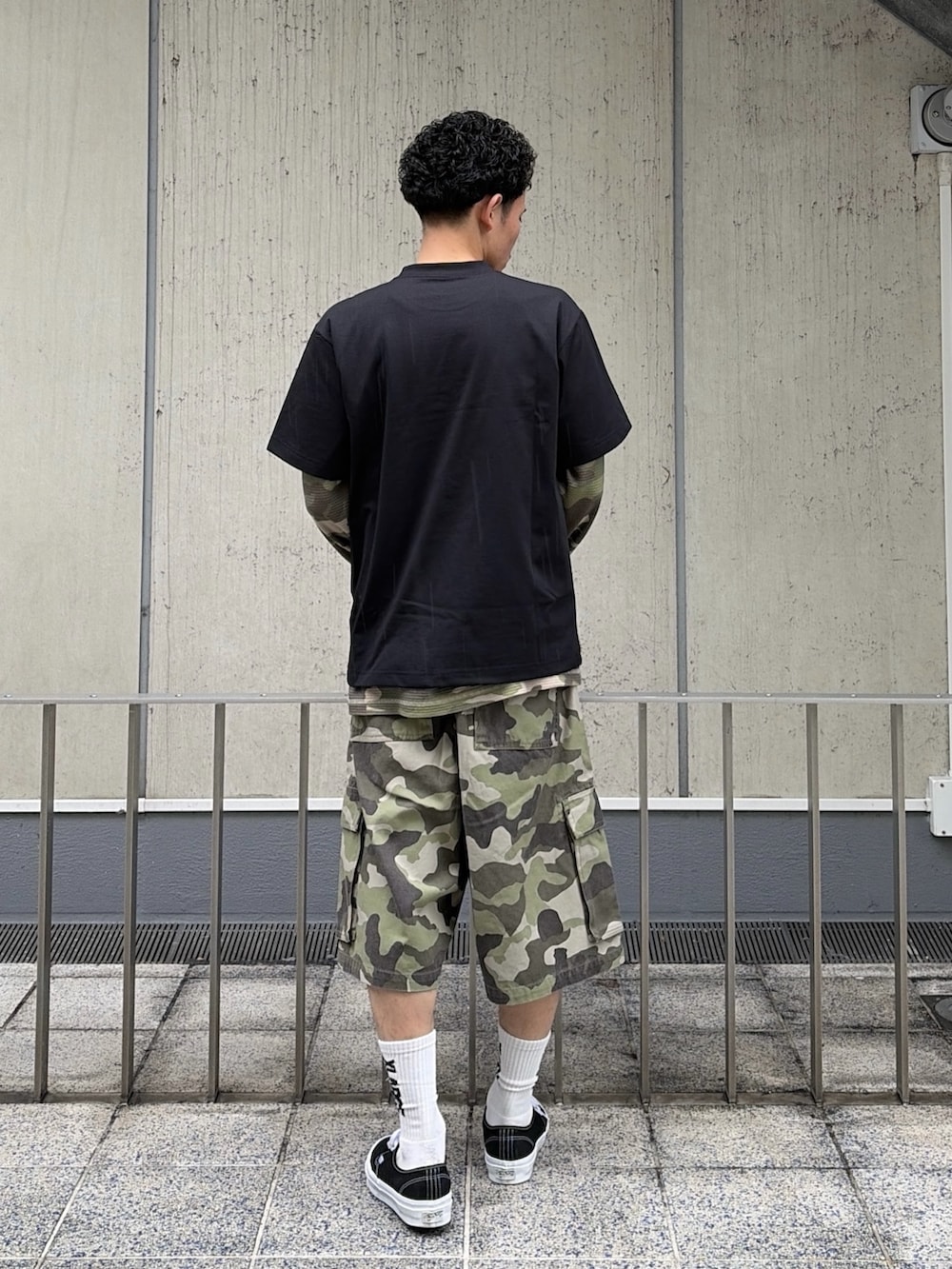 その他のカーゴパンツ、ホワイト系のTシャツ/カットソー、その他のTシャツ/カットソーを着用したメンズの春コーディネートの5枚目の写真