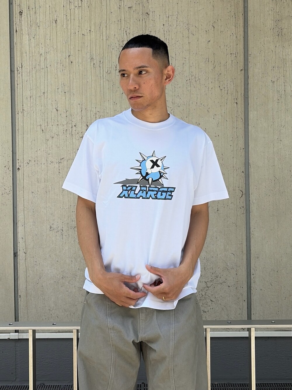 ホワイト系のTシャツ/カットソー、グレー系のその他パンツを着用したメンズの夏コーディネートの6枚目の写真