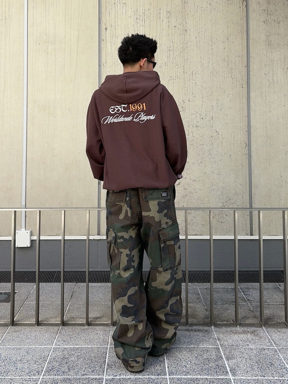 ブラウン系のパーカー、グリーン系のカーゴパンツを着用したメンズの春コーディネートの4枚目の写真