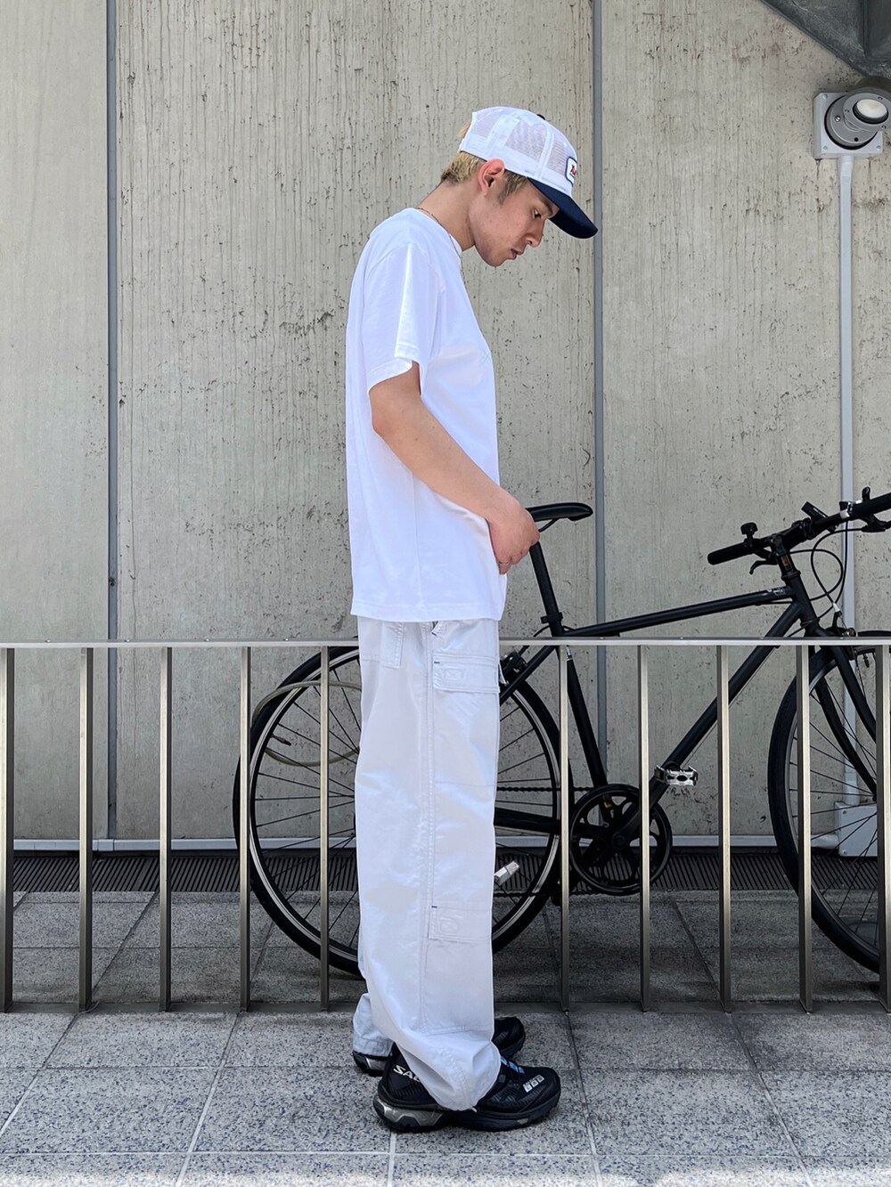 ホワイト系のTシャツ/カットソー、ブラック系のその他パンツを着用したメンズの春コーディネートの4枚目の写真