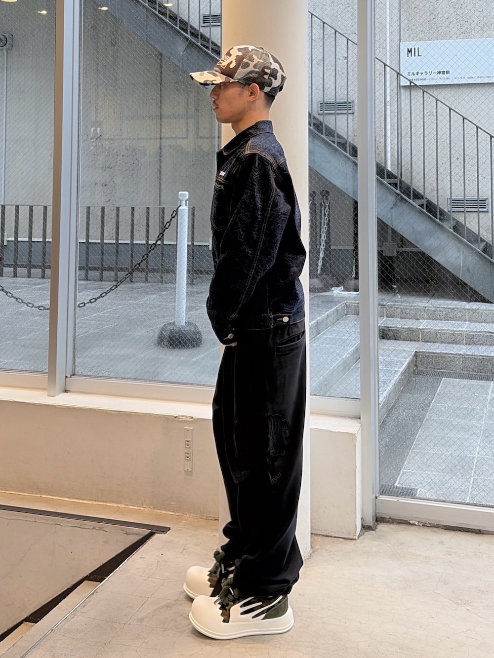 ブルー系のブルゾン、ブラック系のその他パンツ、ブラック系のキャップを着用したメンズの秋コーディネートの2枚目の写真