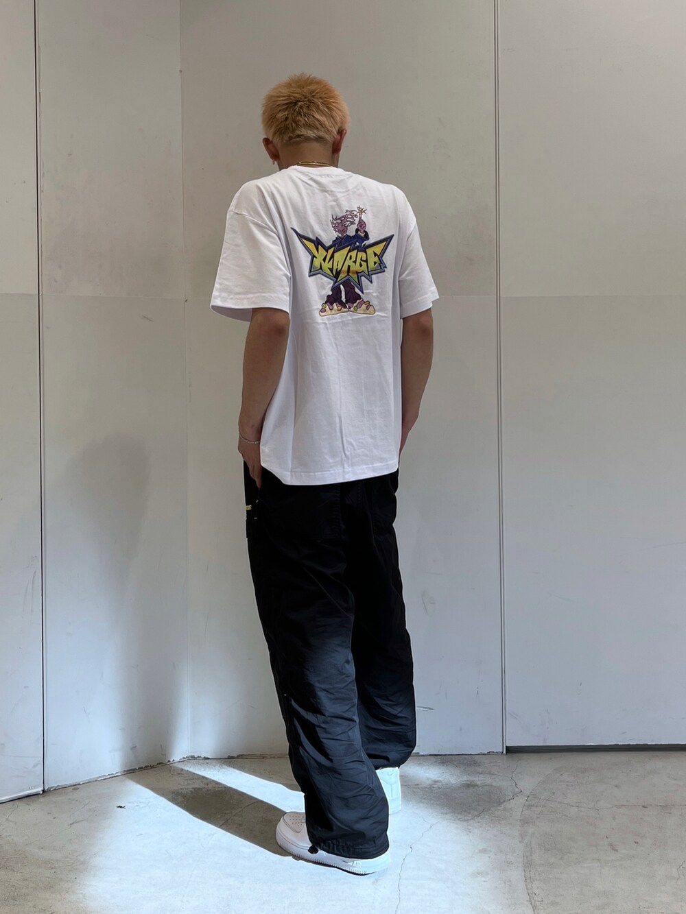 ブラック系のその他パンツ、ホワイト系のTシャツ/カットソーを着用したメンズの夏コーディネートの3枚目の写真