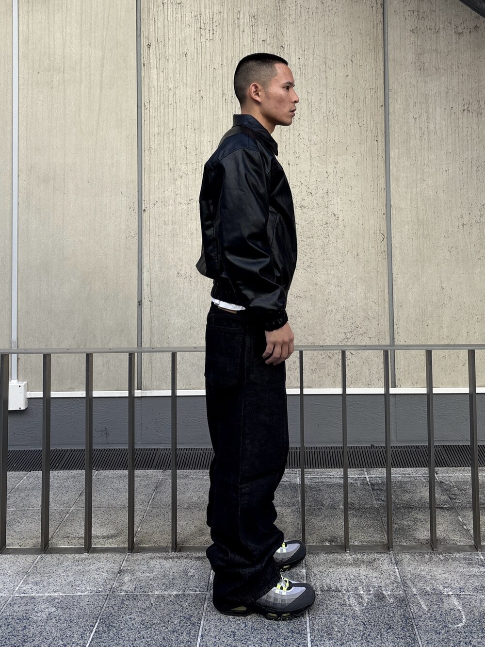 ブラック系のその他アウター、ブラック系のデニムパンツを着用したメンズの冬コーディネートの3枚目の写真