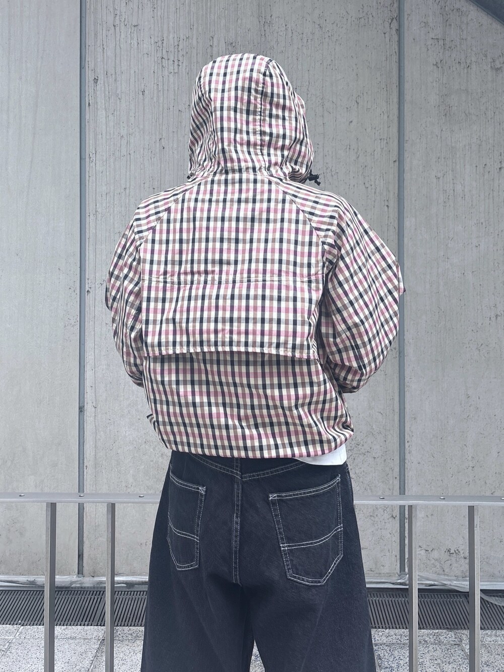 ピンク系のその他アウター、ブラック系のその他パンツを着用したメンズの春コーディネートの7枚目の写真