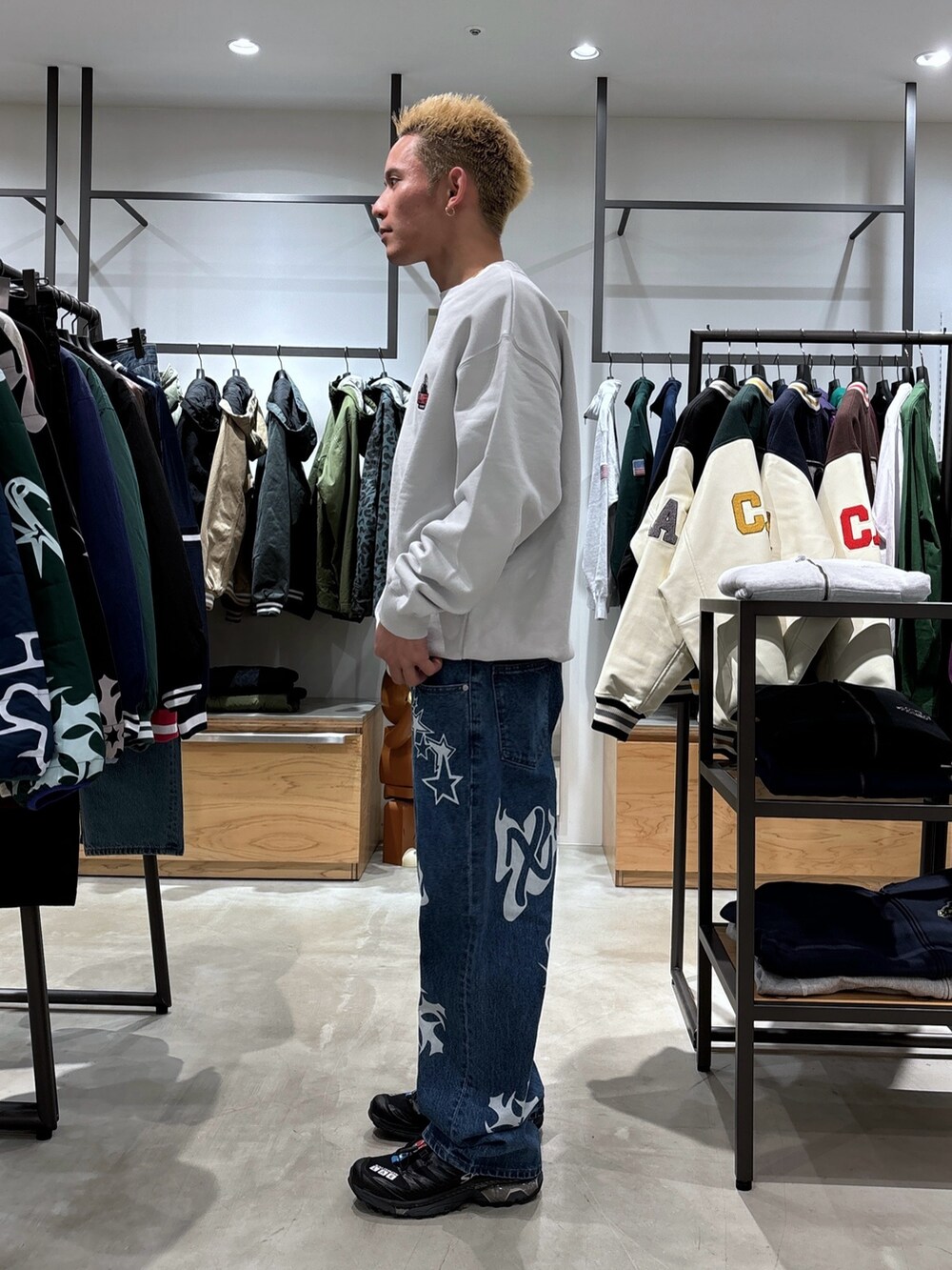 グレー系のスウェット、ブルー系のデニムパンツ、ブルー系のニットキャップ/ビーニーを着用したメンズの冬コーディネートの2枚目の写真