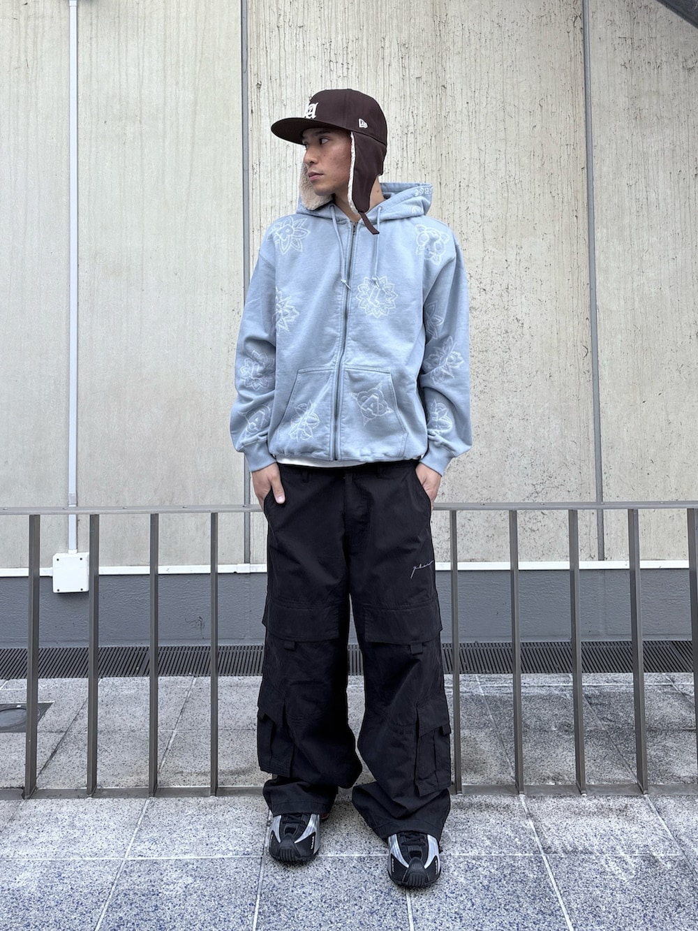 ブルー系のパーカー、ブラック系のカーゴパンツを着用したメンズの秋コーディネートの2枚目の写真