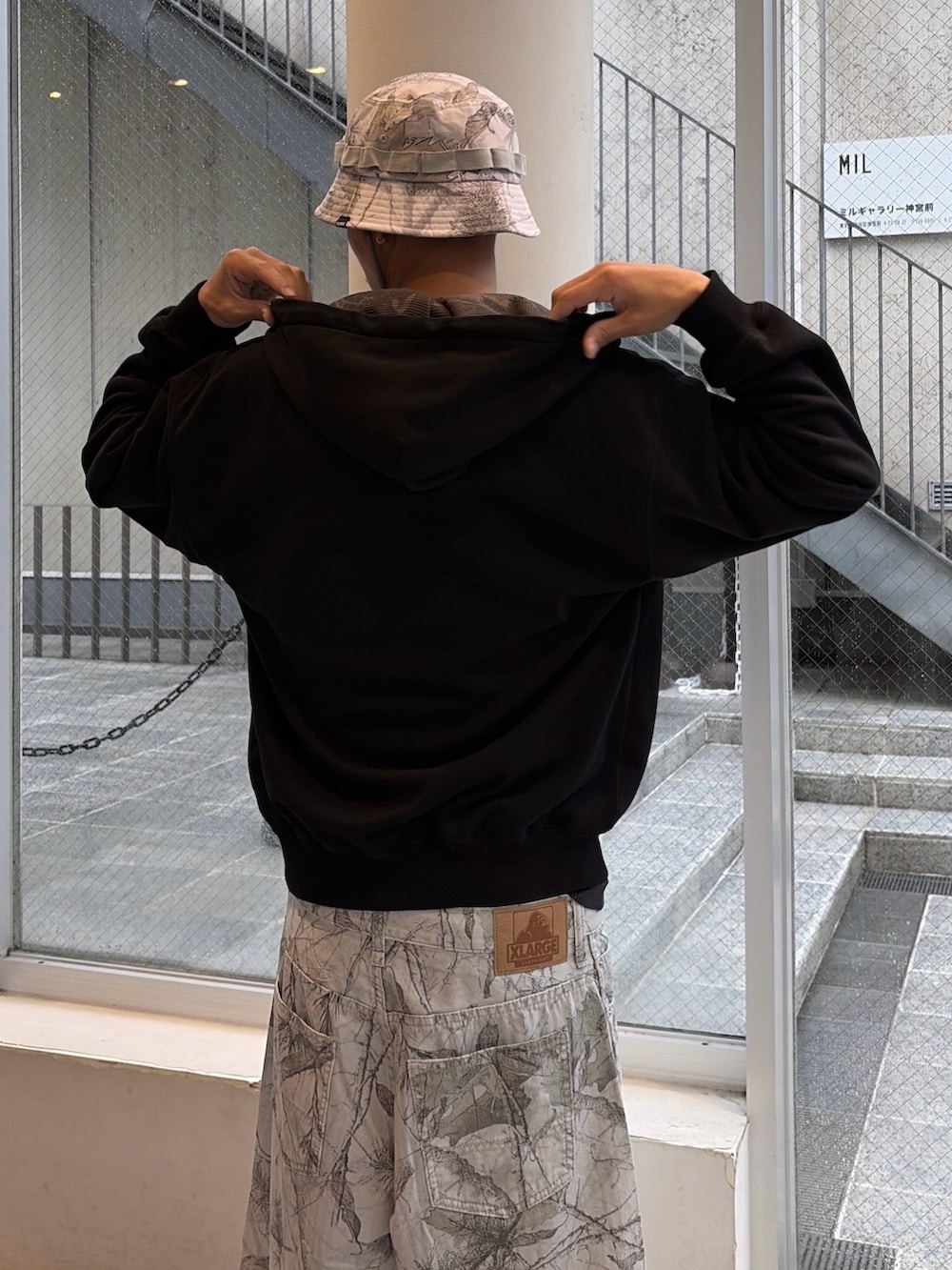 ブラック系のパーカー、その他のその他パンツ、その他のハットを着用したメンズの秋コーディネートの8枚目の写真