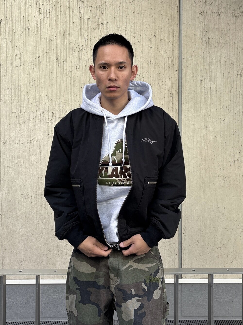 ブラック系のブルゾン、その他のその他パンツ、ブラック系のパーカーを着用したメンズの冬コーディネートの5枚目の写真