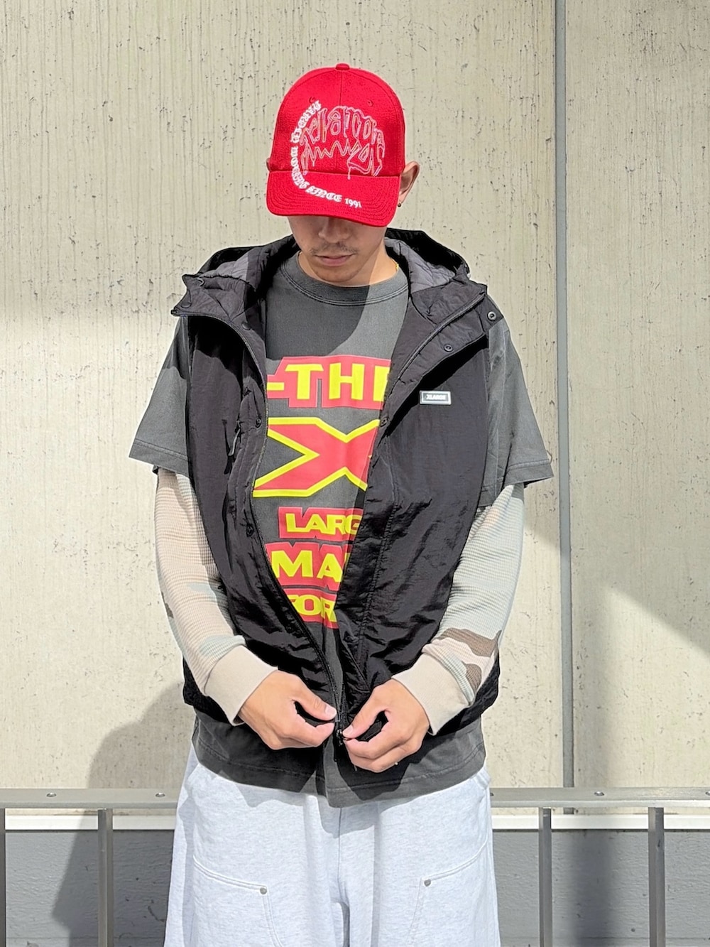 ブラック系のベスト、グレー系のTシャツ/カットソー、その他のTシャツ/カットソーを着用したメンズの夏コーディネートの6枚目の写真