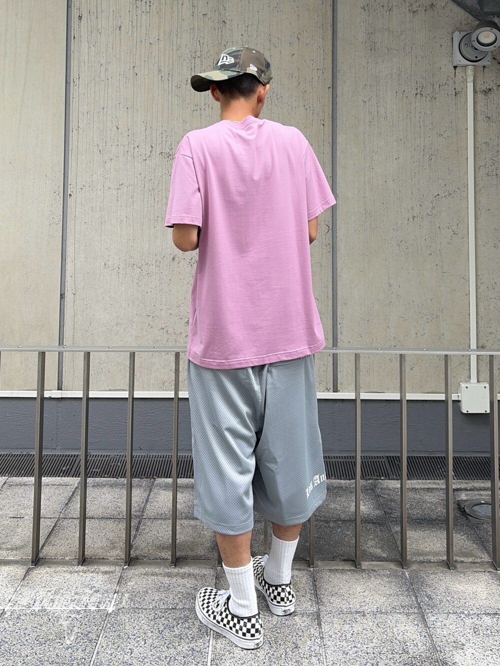 ピンク系のTシャツ/カットソー、ブラック系のその他パンツ、その他のキャップを着用したメンズの夏コーディネートの5枚目の写真