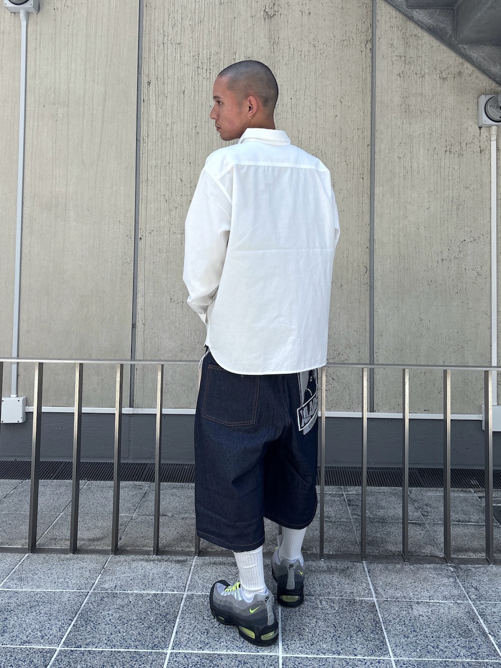 ホワイト系のシャツ/ブラウス、ブルー系のデニムパンツを着用したメンズの秋コーディネートの5枚目の写真