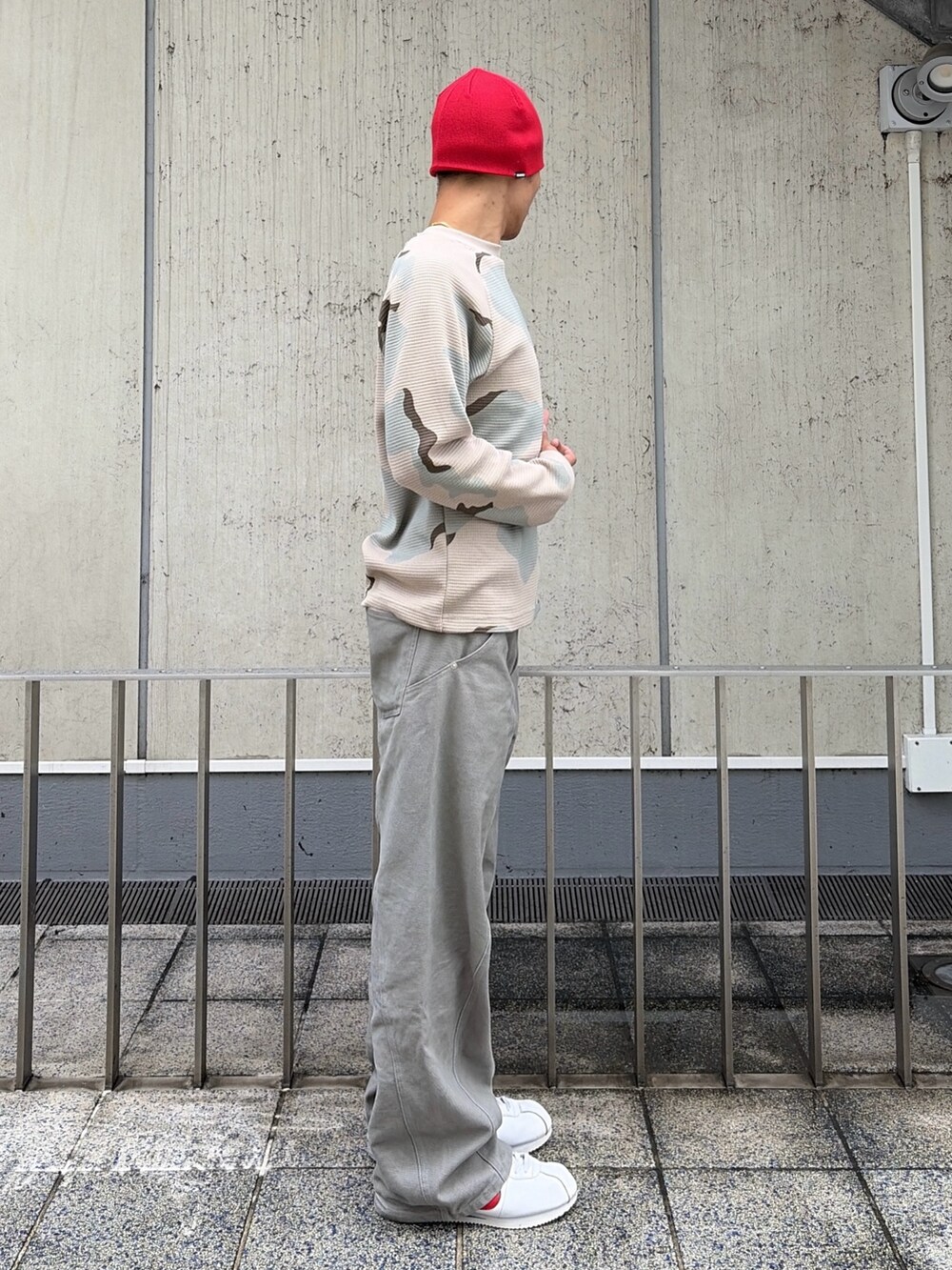 その他のTシャツ/カットソー、グレー系のその他パンツ、レッド系のニットキャップ/ビーニーを着用したメンズの夏コーディネートの4枚目の写真