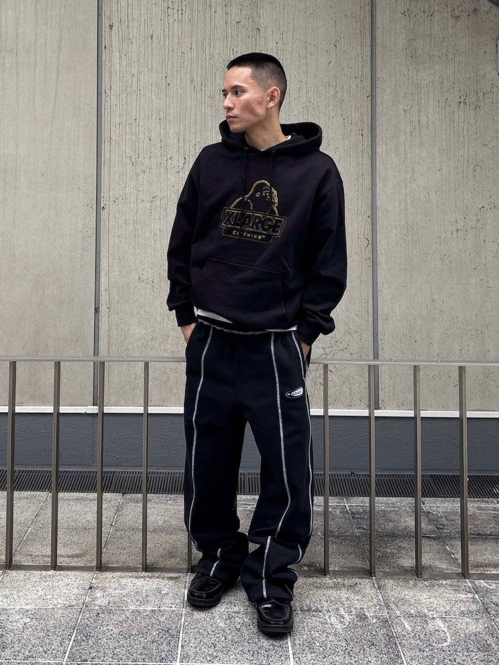 グレー系のスウェットパンツを着用したメンズの冬コーディネートの3枚目の写真