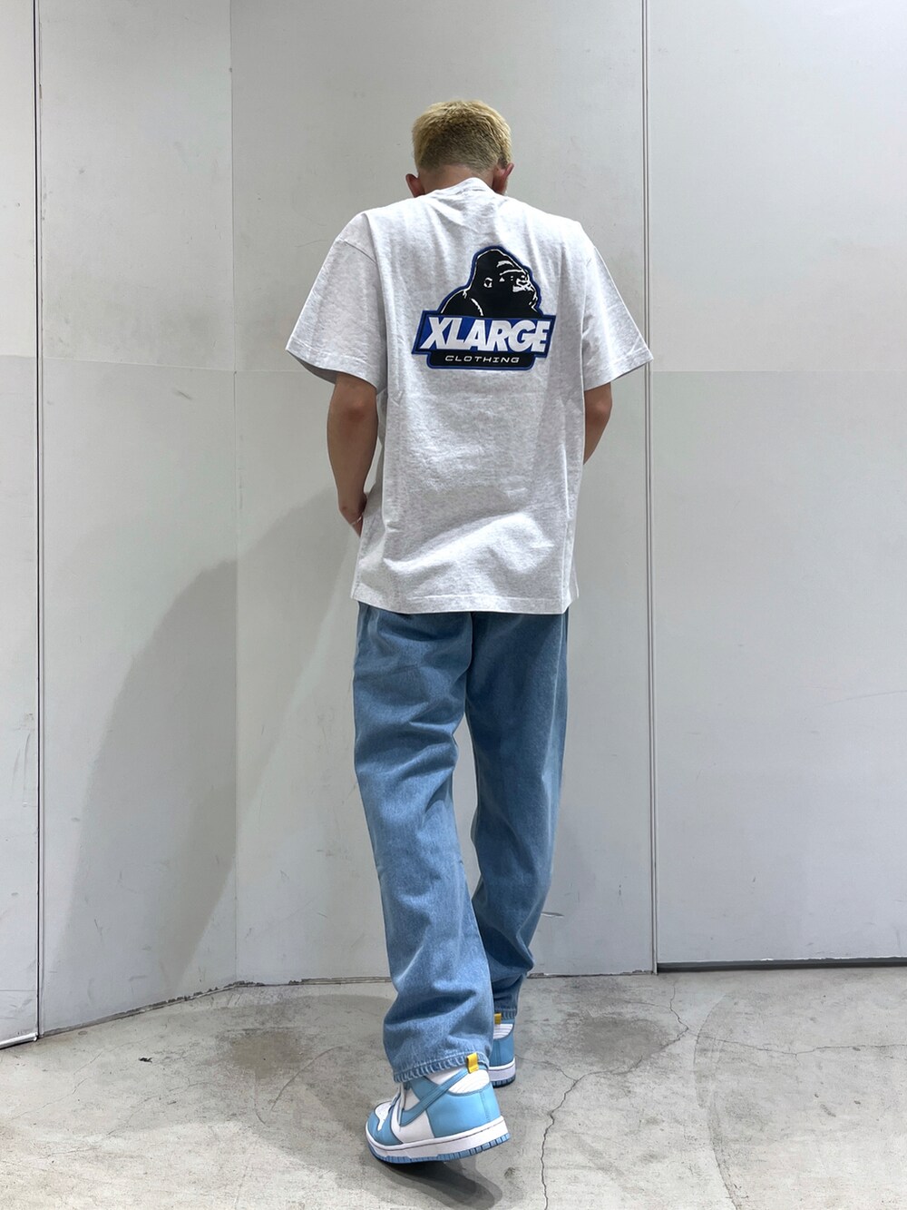 グレー系のTシャツ/カットソー、ブルー系のデニムパンツを着用したメンズの春コーディネートの3枚目の写真